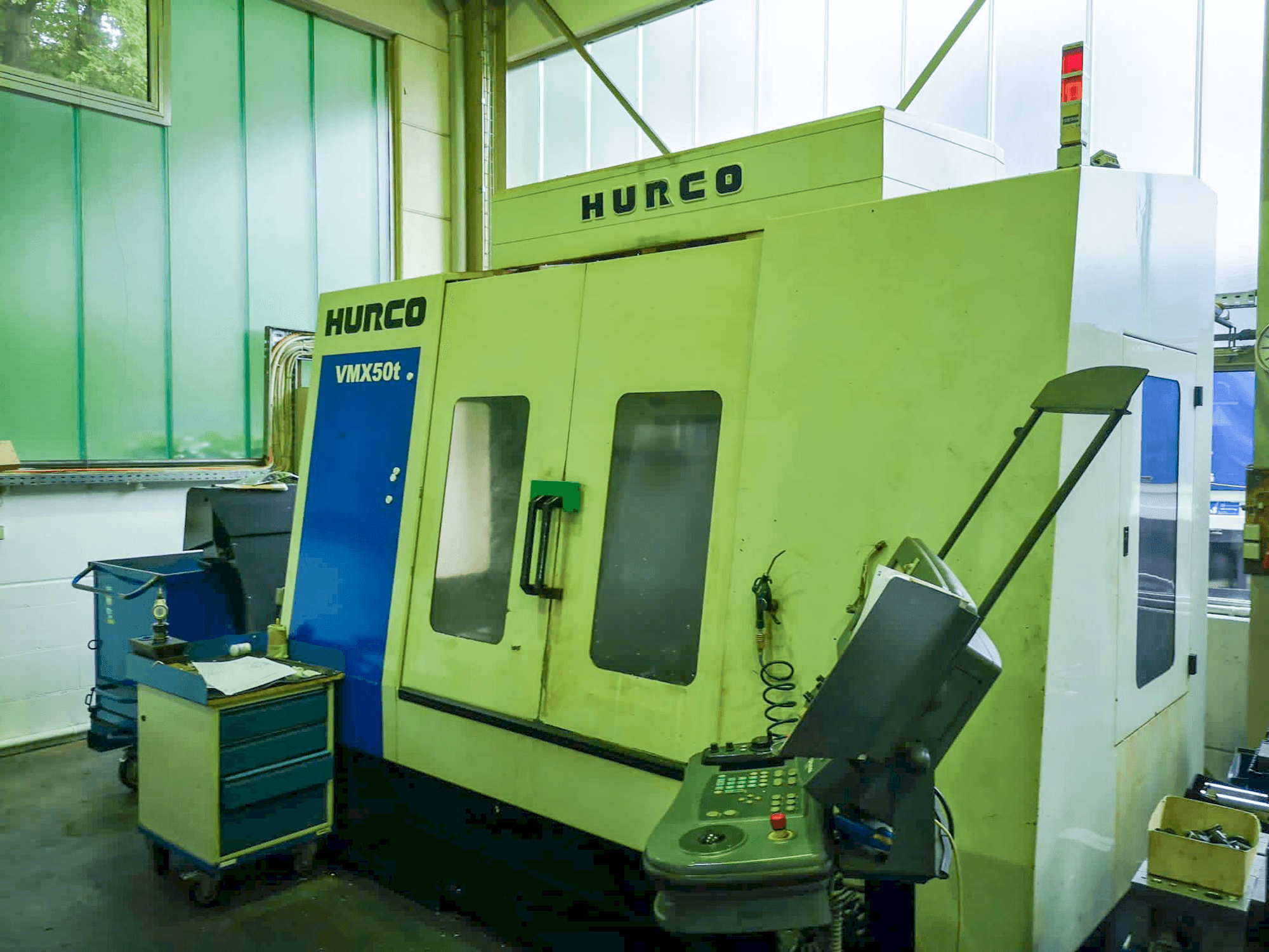 Frontansicht der Hurco VMX50t Maschine