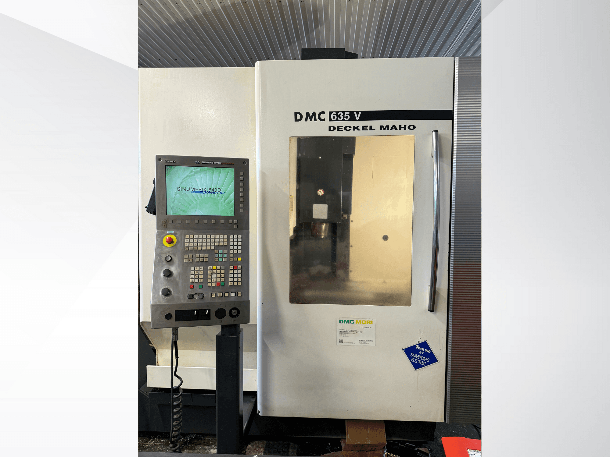 DMG Mori DMC 635 V Fräsmaschine mit Bedienpult, Frontansicht, mit Sinumerik-Display und verschiedenen Bedientasten.