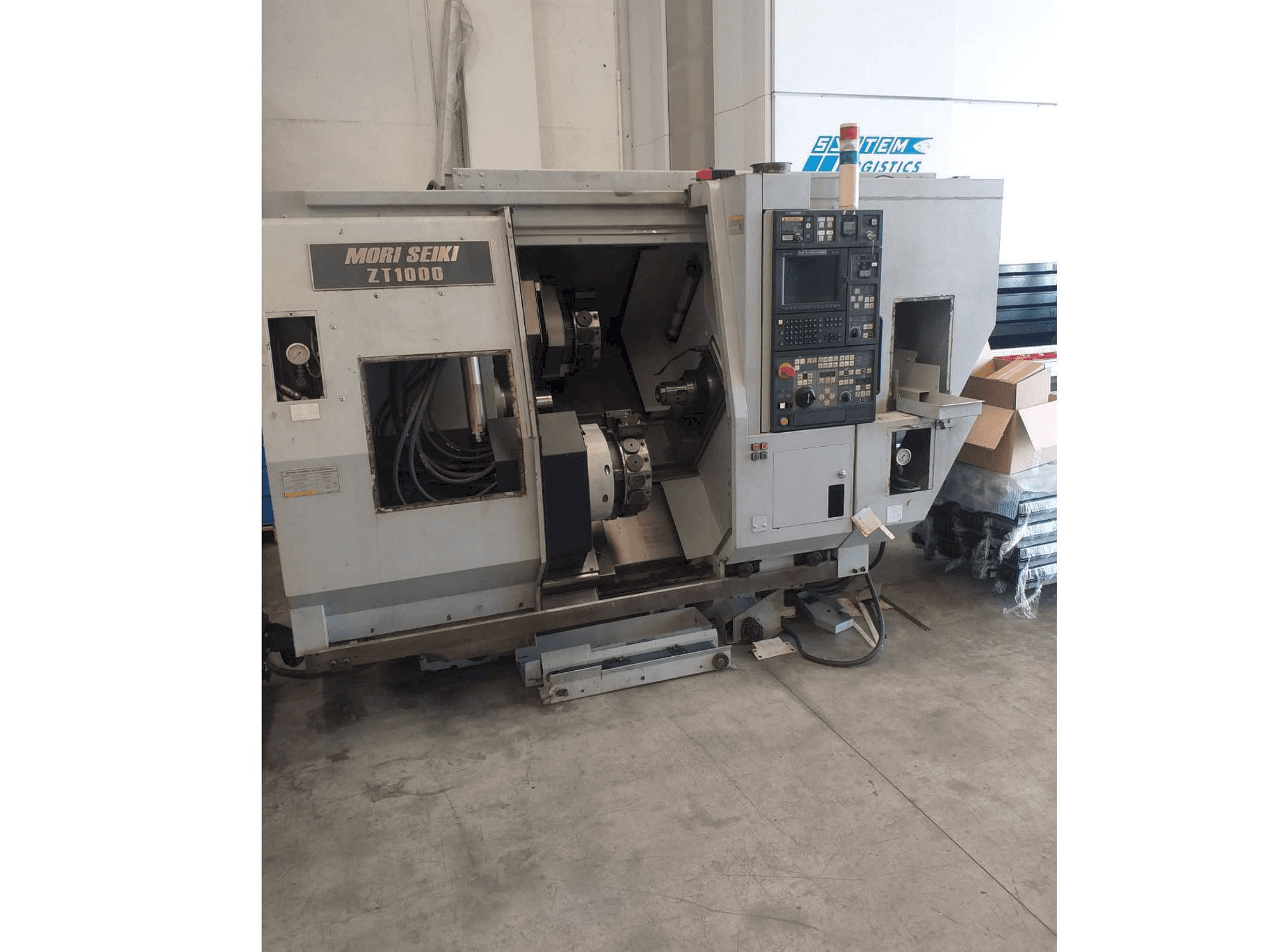 Frontansicht der MORI SEIKI ZT 1000 Maschine