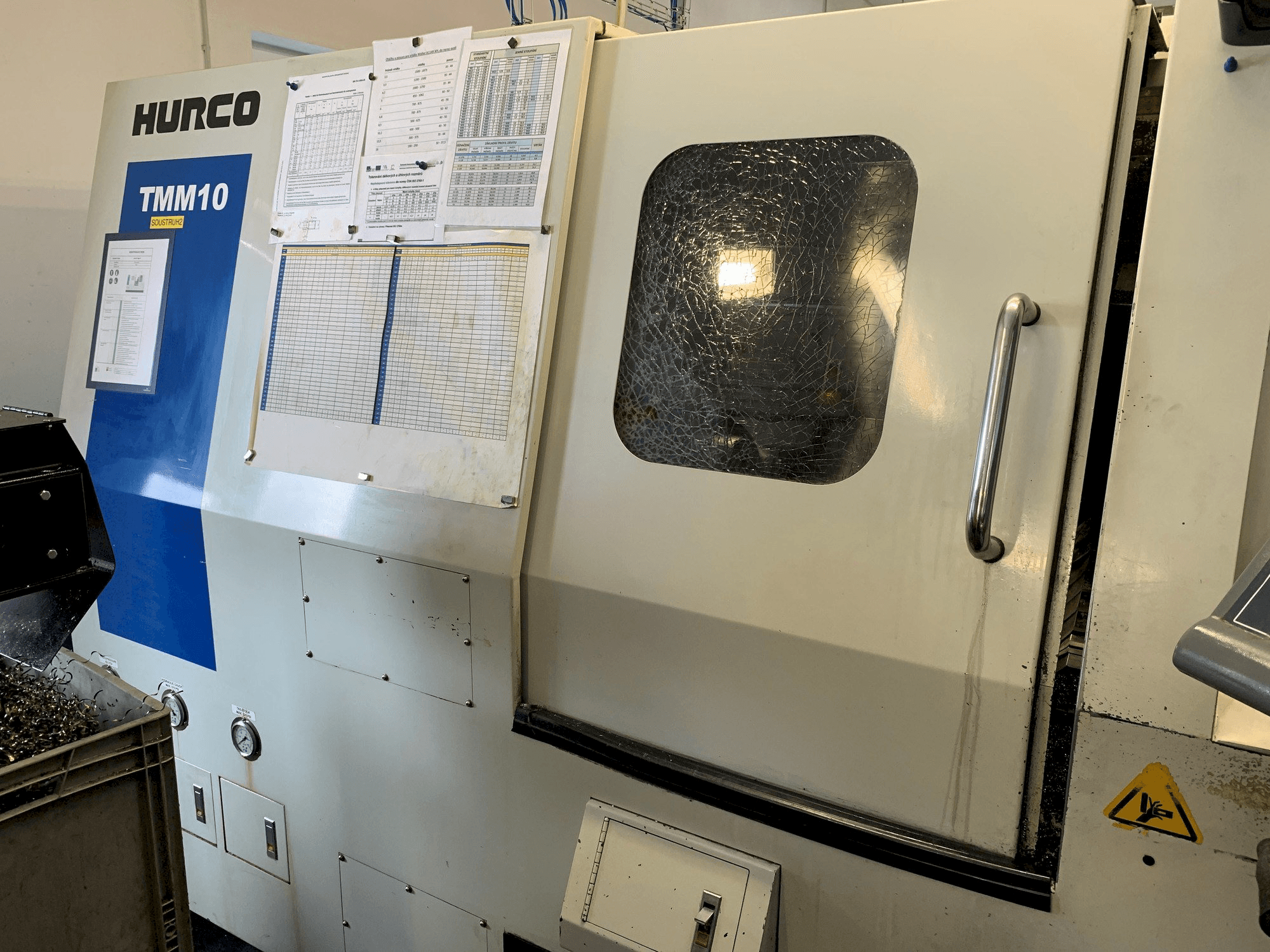 Frontansicht der Hurco TMM 10 Maschine