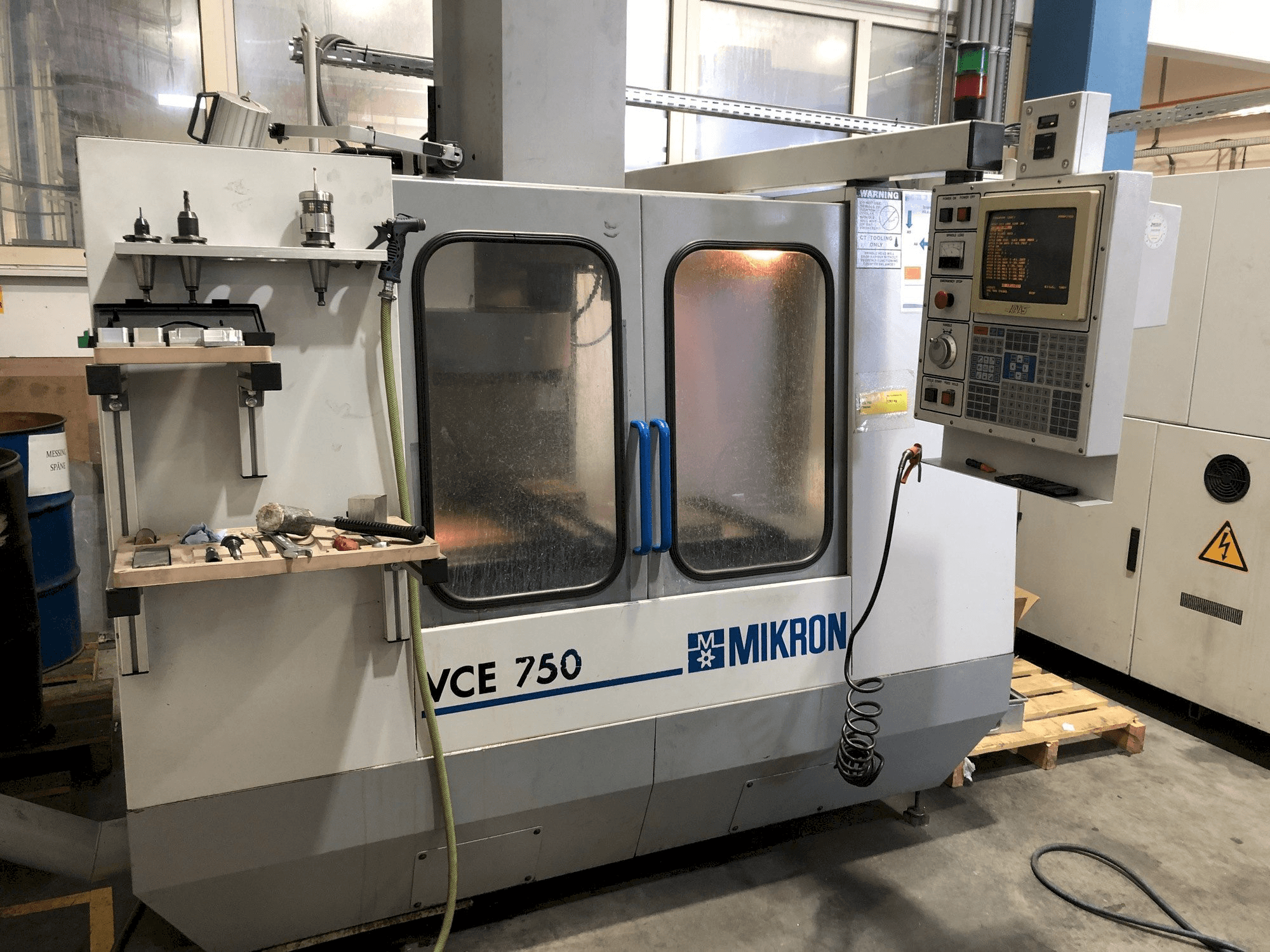 Frontansicht der MIKRON VCE 750 Maschine