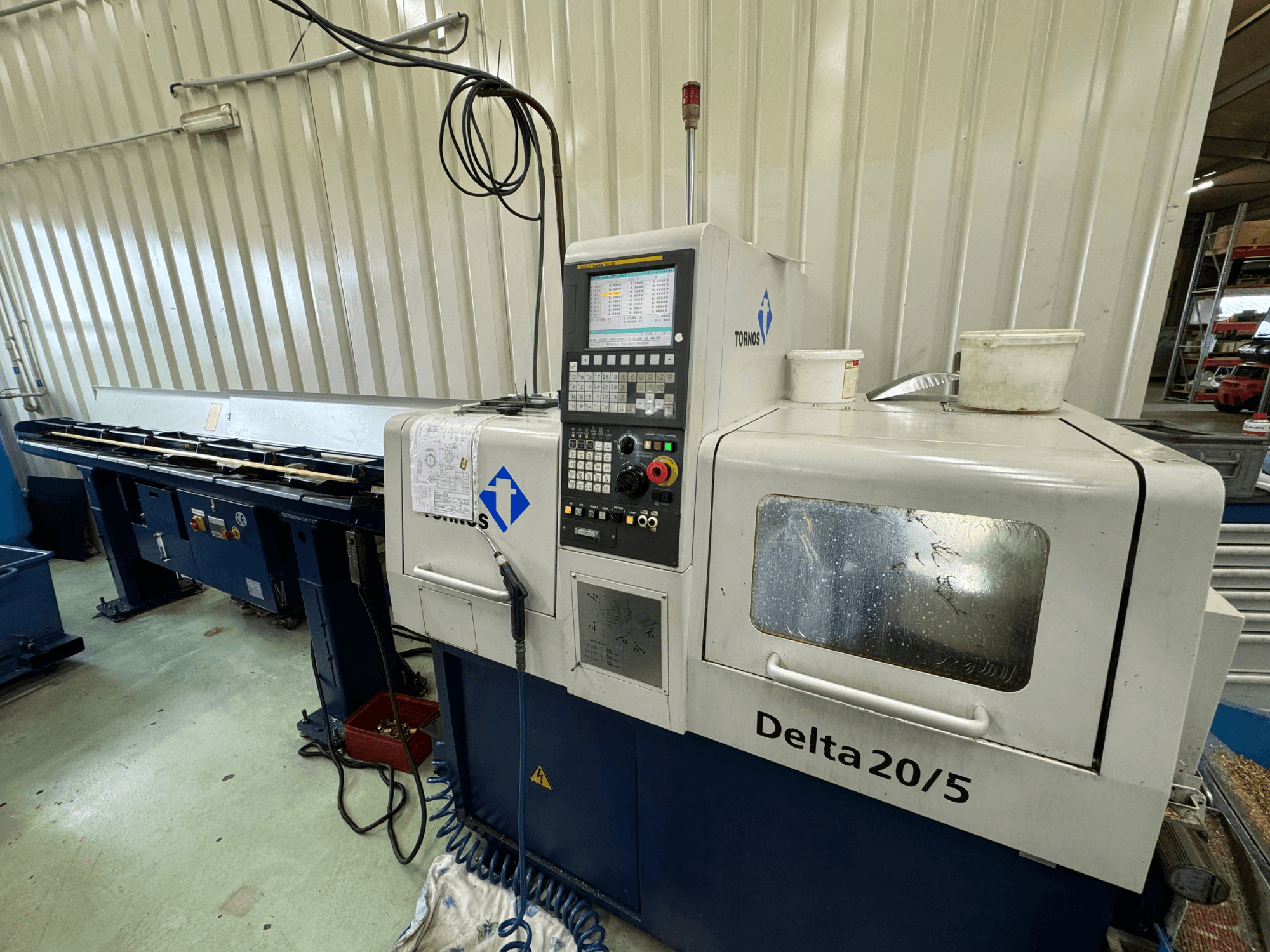 Torino Delta 20/5 CNC-Maschine, Vorderansicht, mit Bedienfeld und Arbeitsbereich. Mit geätztem Glas und sichtbarer Verkabelung.