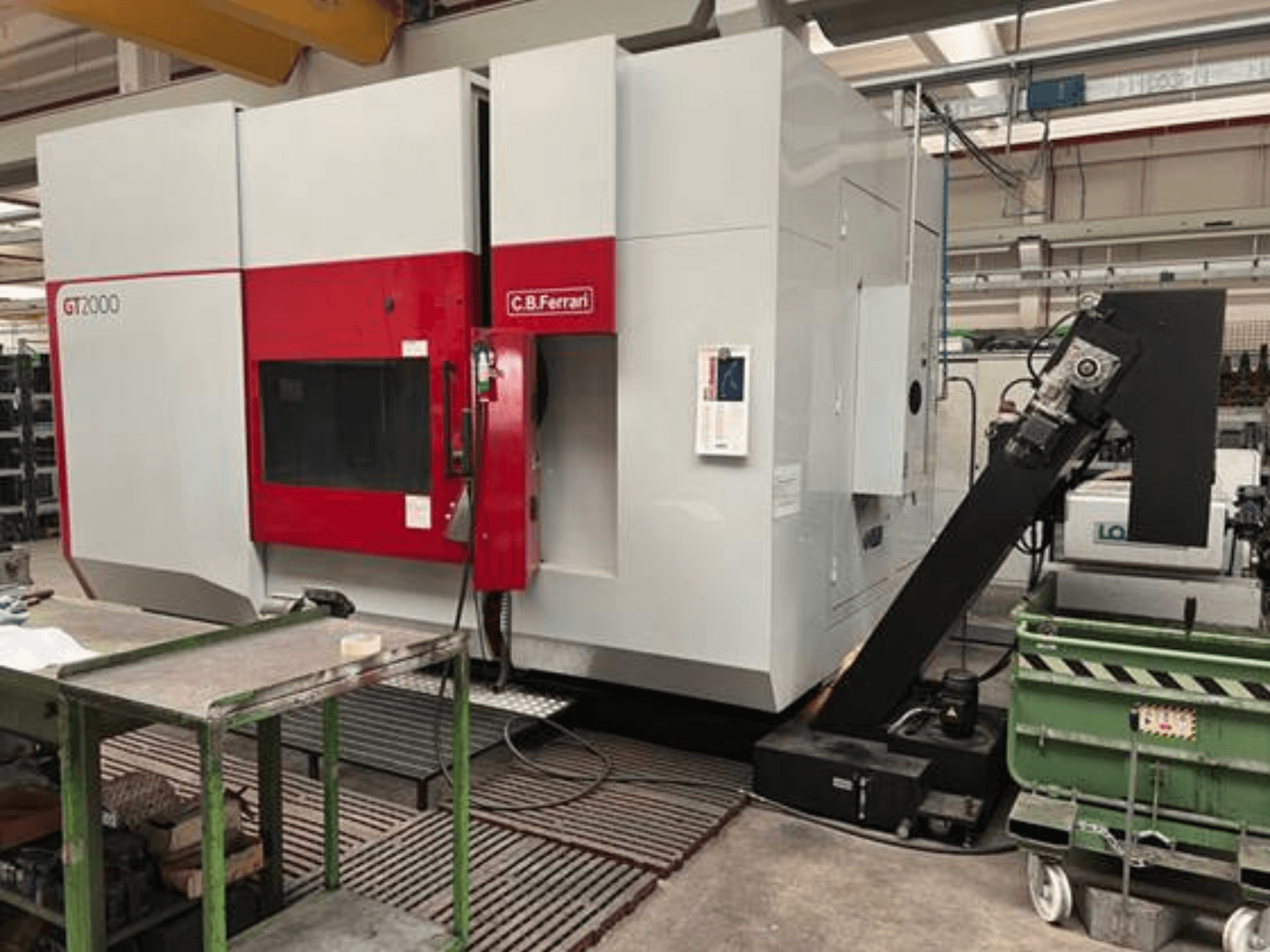 C.B. Ferrari GT2000 Fräsmaschine in der Vorderansicht, mit Roboterarm und industriellem Arbeitsbereich mit grünem Wagen.