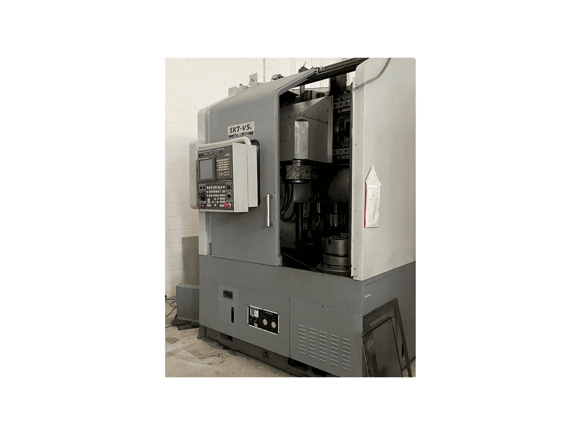 Rechte Ansicht der Hyundai SKT V5L Maschine