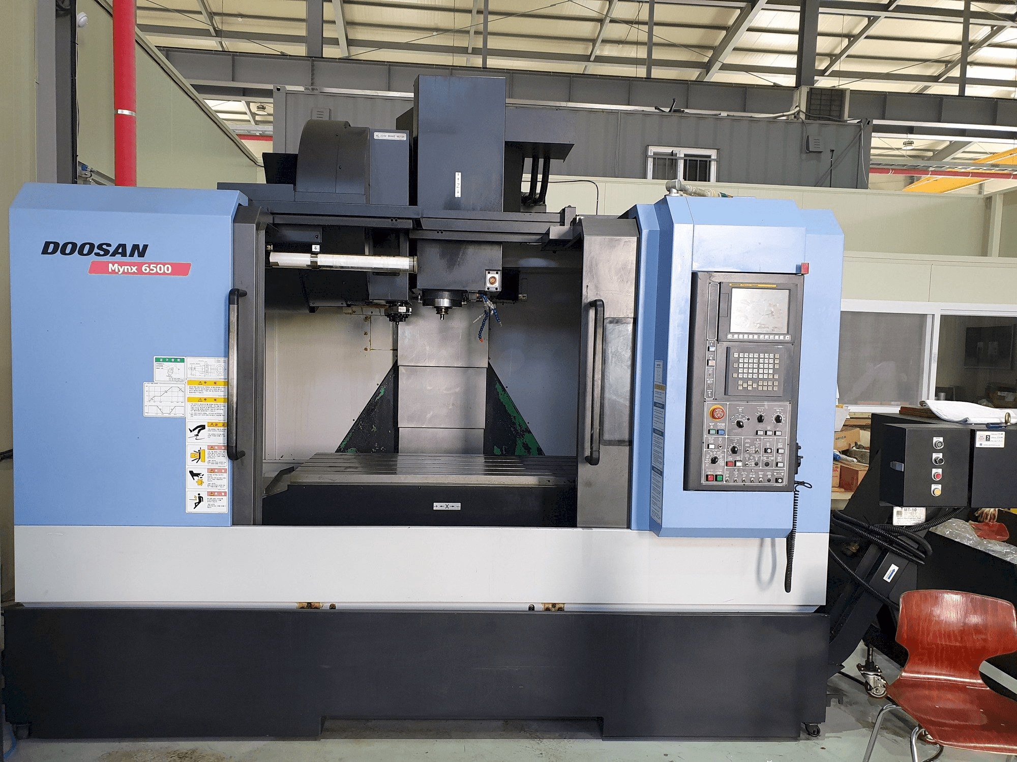 Frontansicht der Doosan MYNX 6500 Maschine