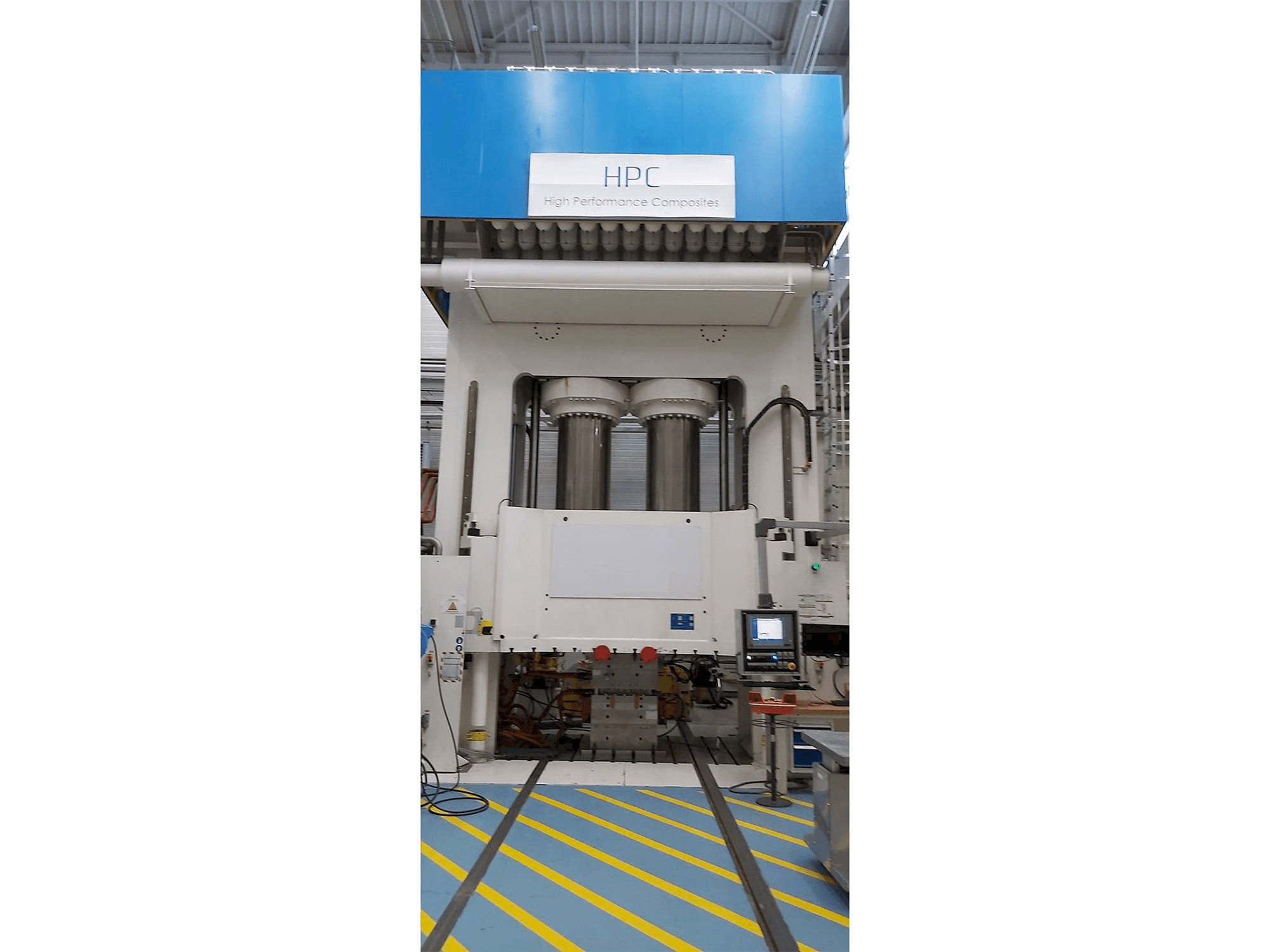 Frontansicht der Dieffenbacher 2500 Ton Maschine