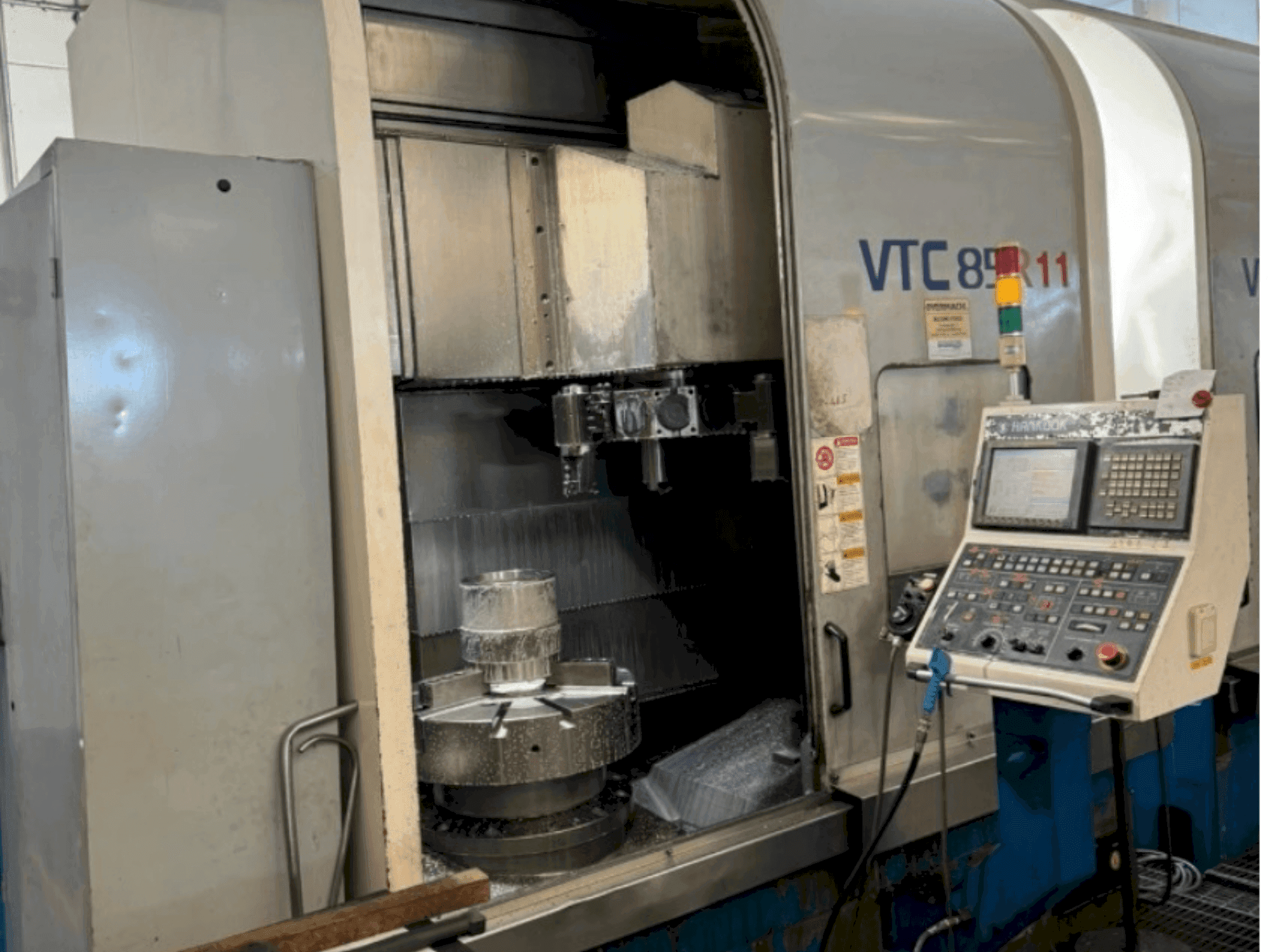 Frontansicht der HANKOOK VTC 85 Maschine