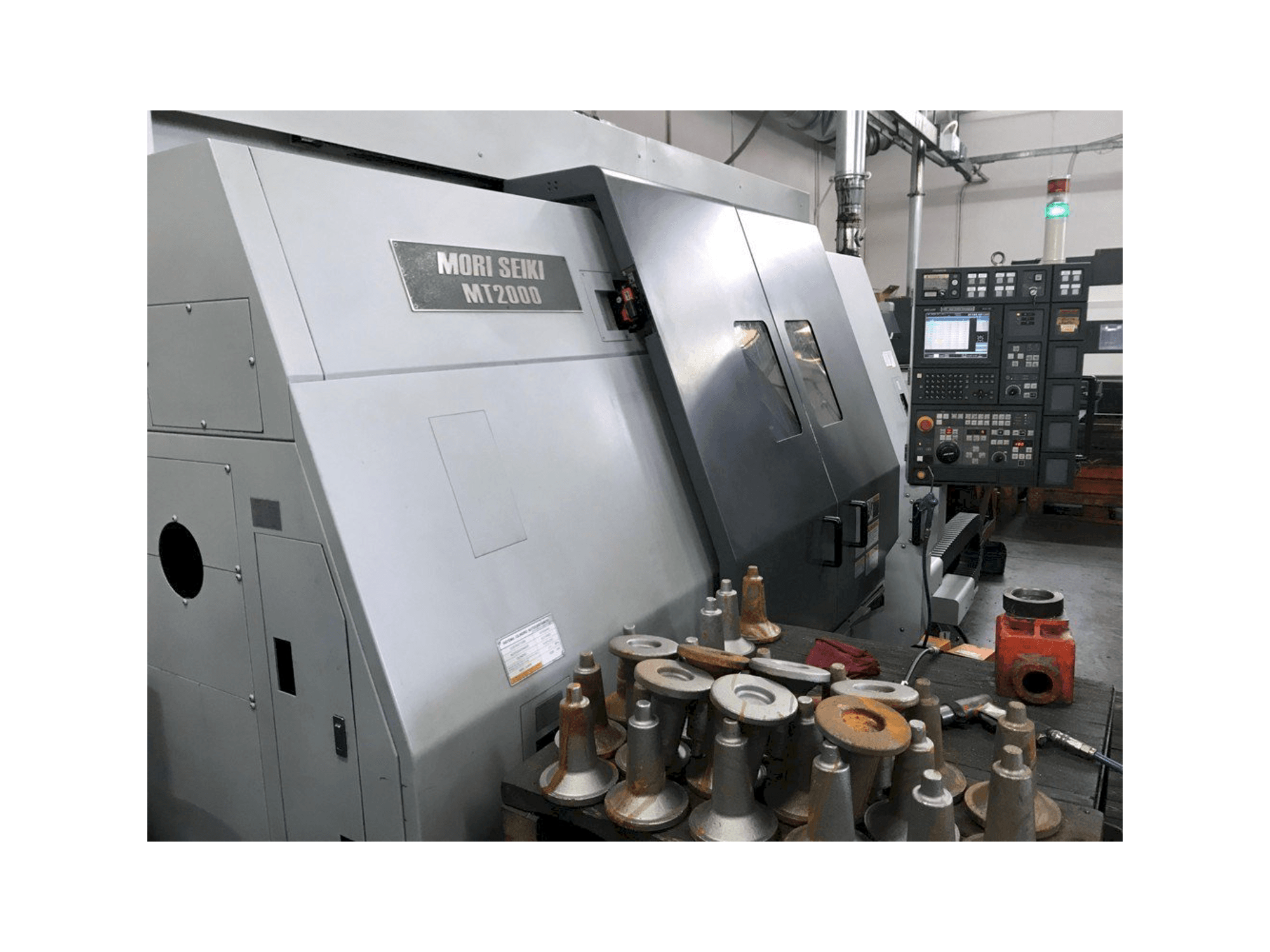 Frontansicht der MORI SEIKI MT 2002 SZ Maschine