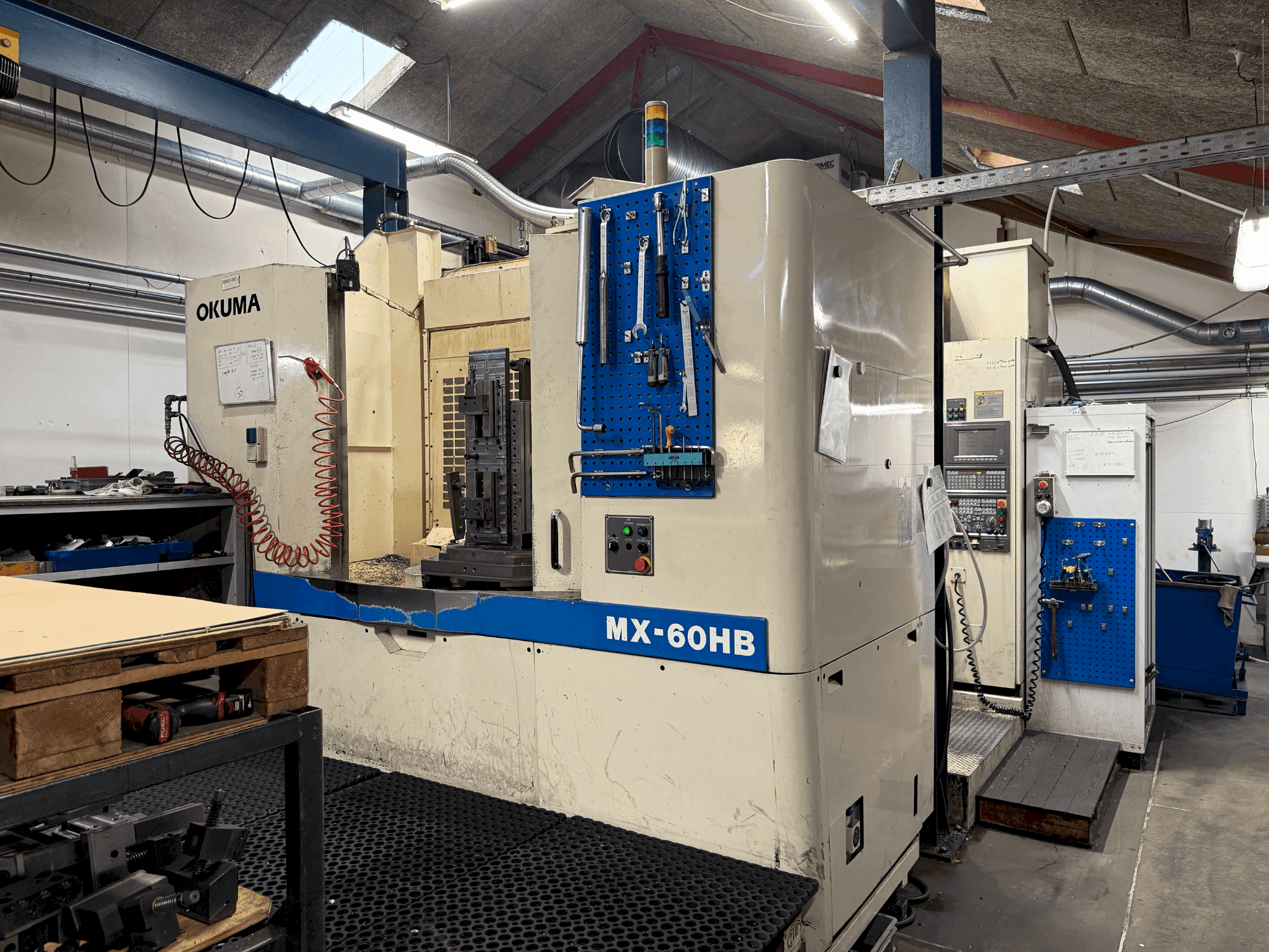 Frontansicht der Okuma MX-60HB Maschine