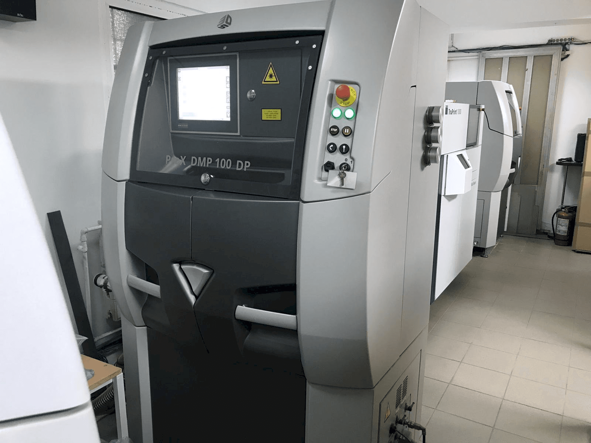 Frontansicht der 3D SYSTEMS ProX DMP 100 Maschine