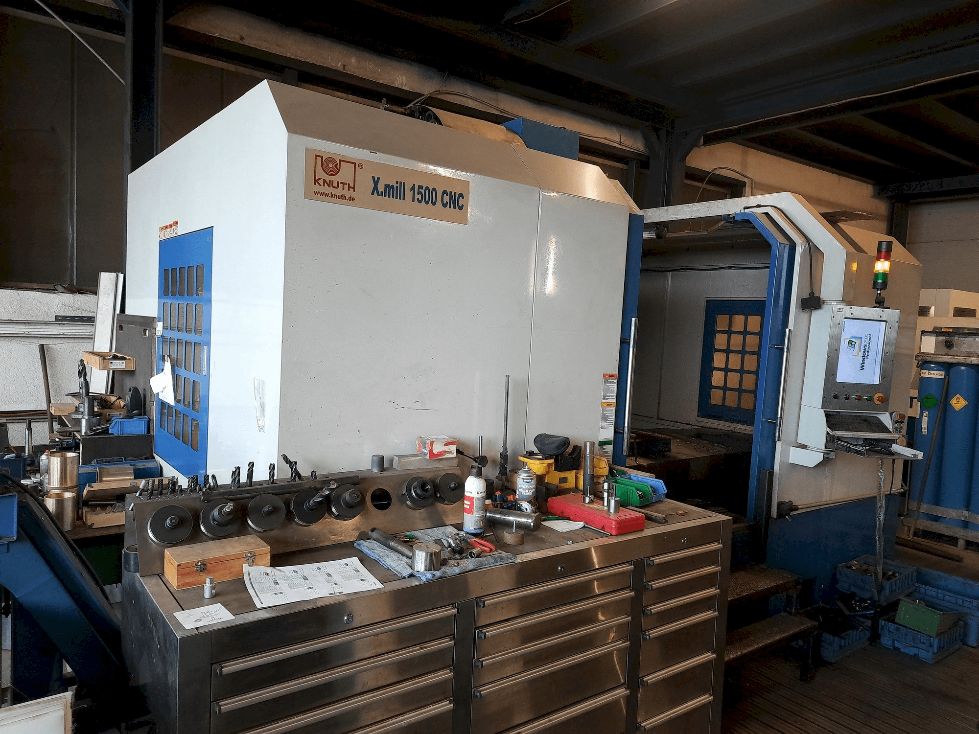 Frontansicht der KNUTH X-Mill 1500 CNC Maschine
