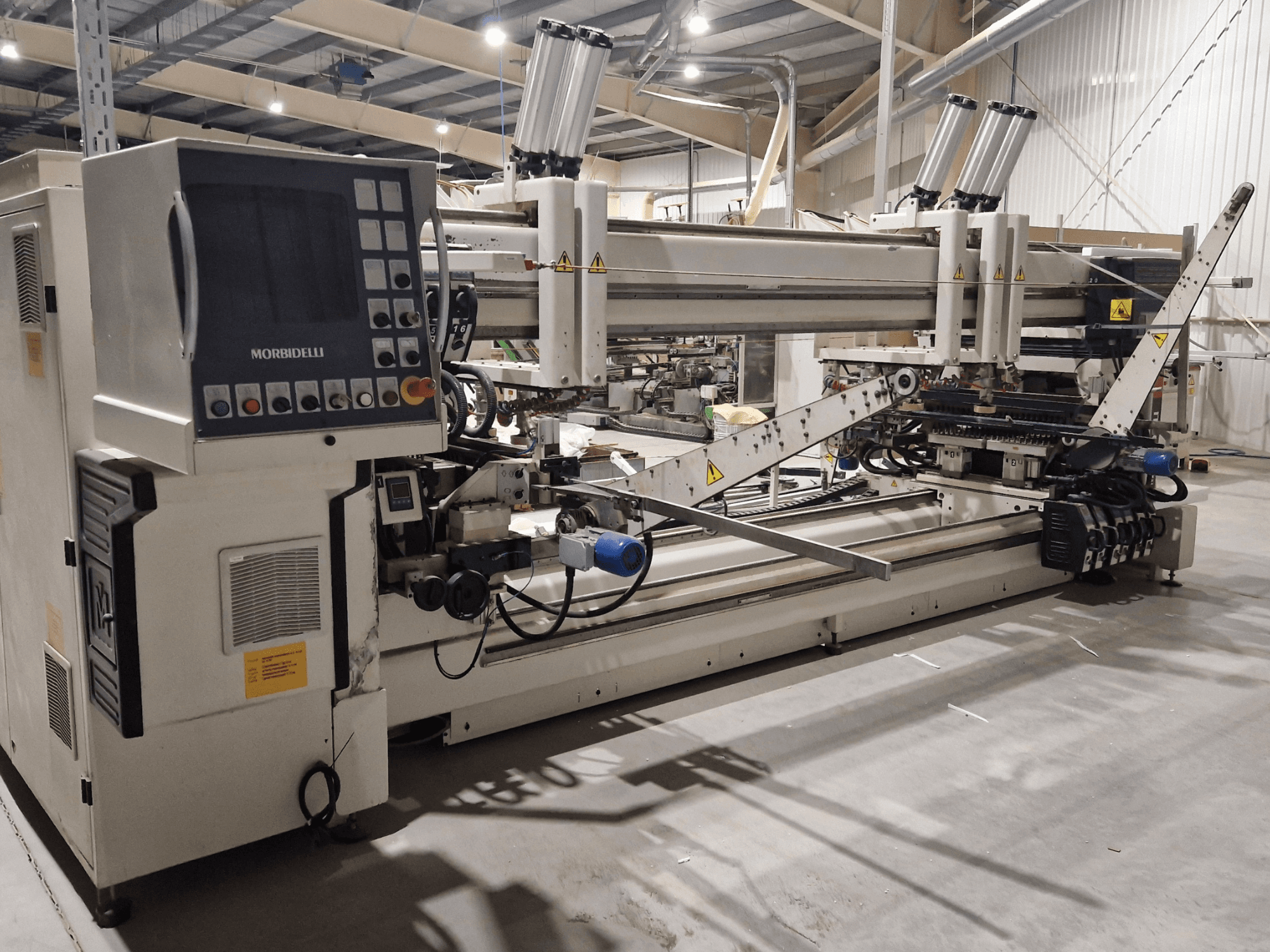 Mehrspindelbohrmaschine SCM Morbidelli Zenith F2, Seitenansicht mit Bedienpult und mechanischen Komponenten in einer Werkstattumgebung.