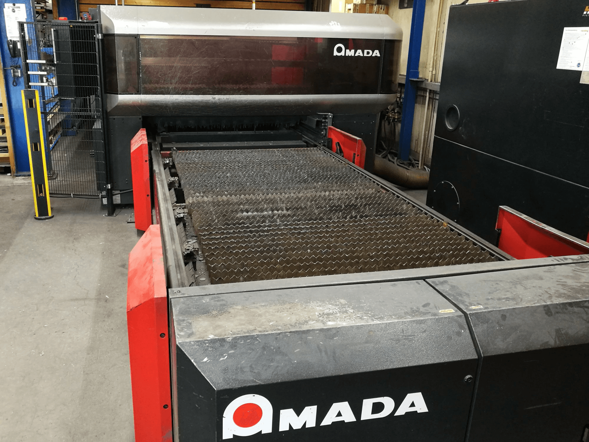Frontansicht der AMADA LC 3015 X1 NT Maschine
