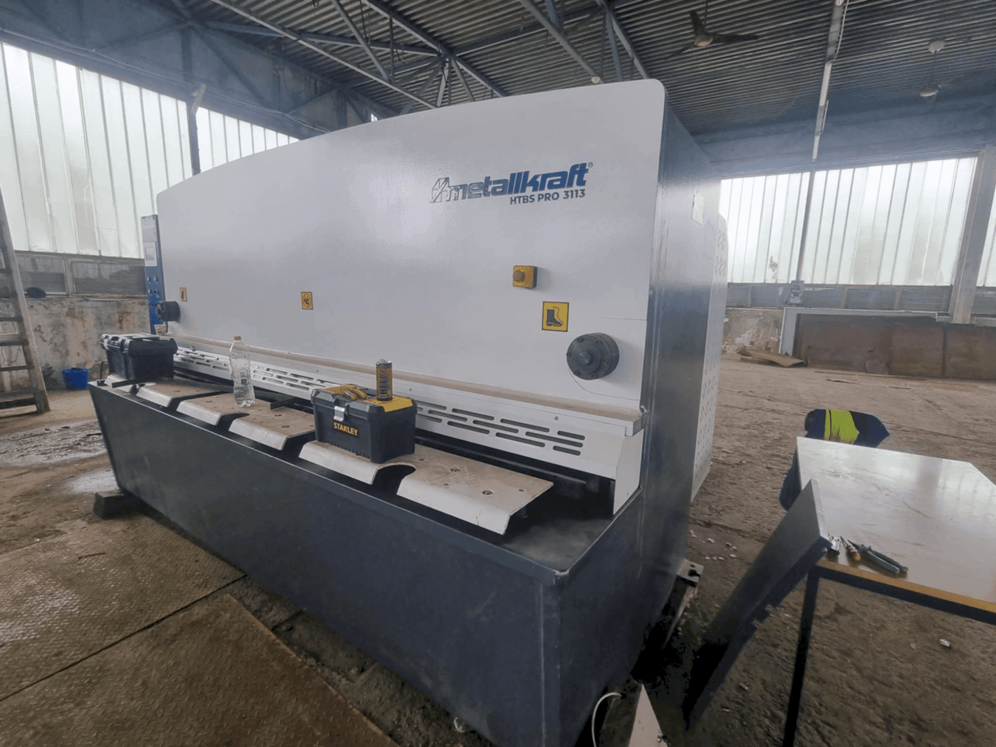 Frontansicht der Metallkraft HTBS PRO 3113 Maschine