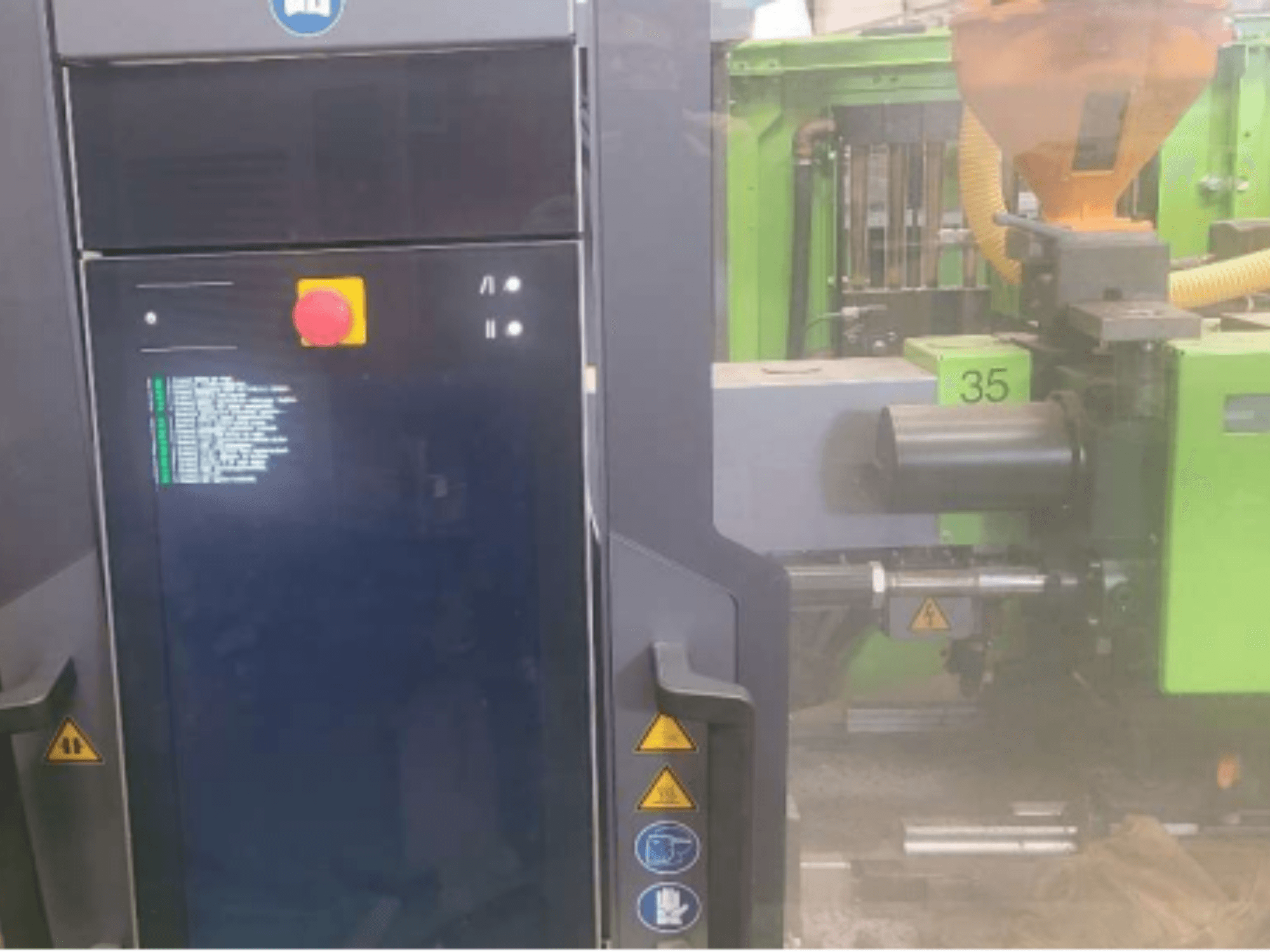 Engel Victory 320/80 spex hydraulische Spritzgießmaschine, Frontansicht mit Bedienfeld und grüner Spritzeinheit.