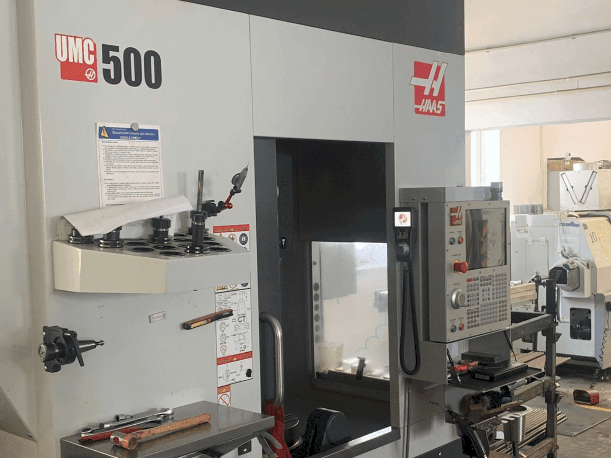 Frontansicht der HAAS UMC 500 Maschine