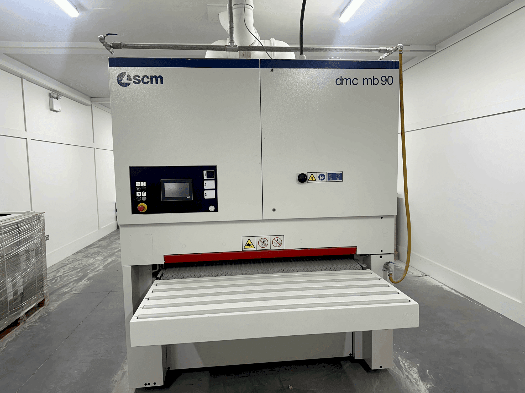 Frontansicht der SCM DMC MB90 DBB135 Maschine