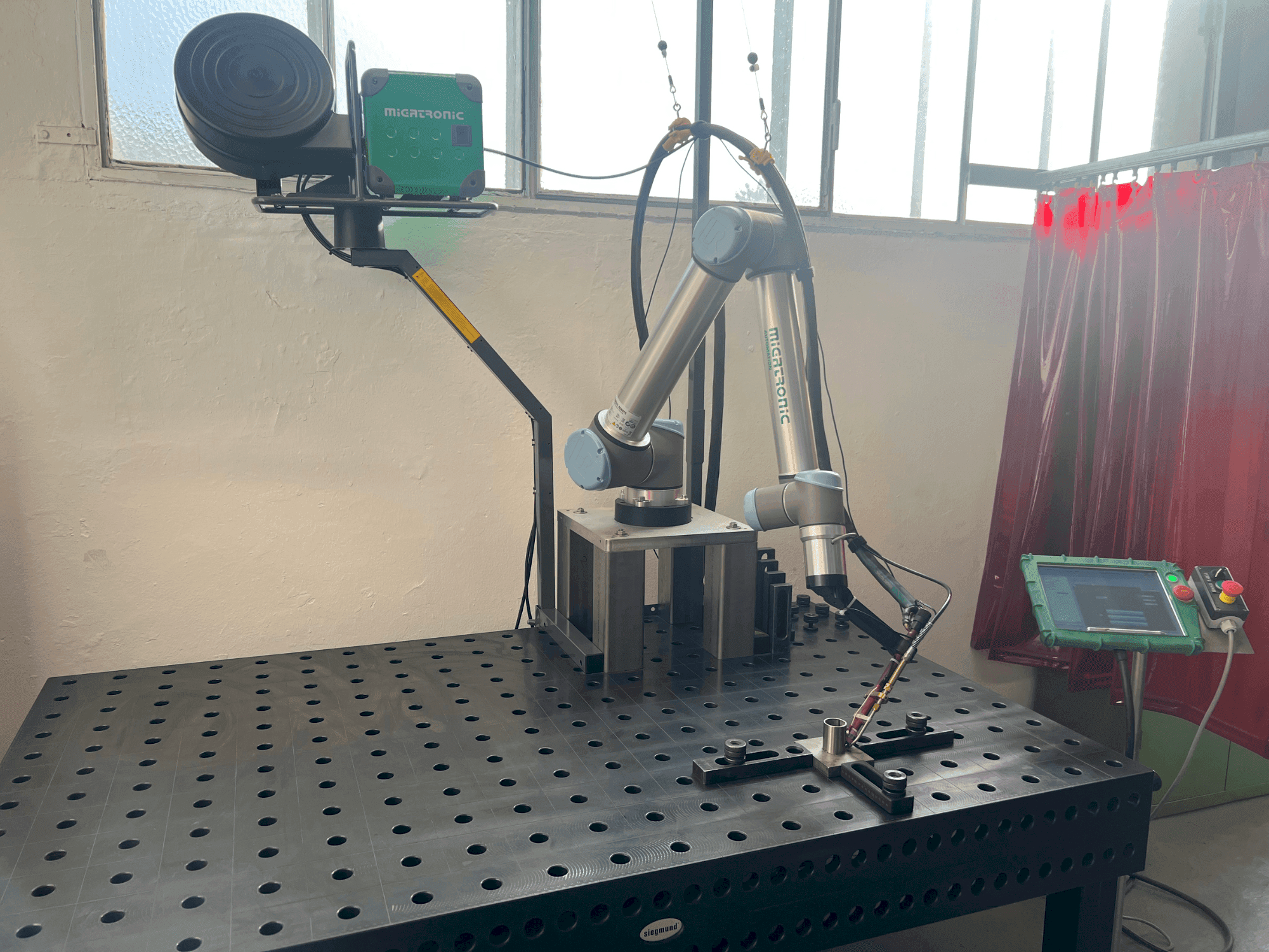 Frontansicht der Universal Robots UR10 (2021) Maschine