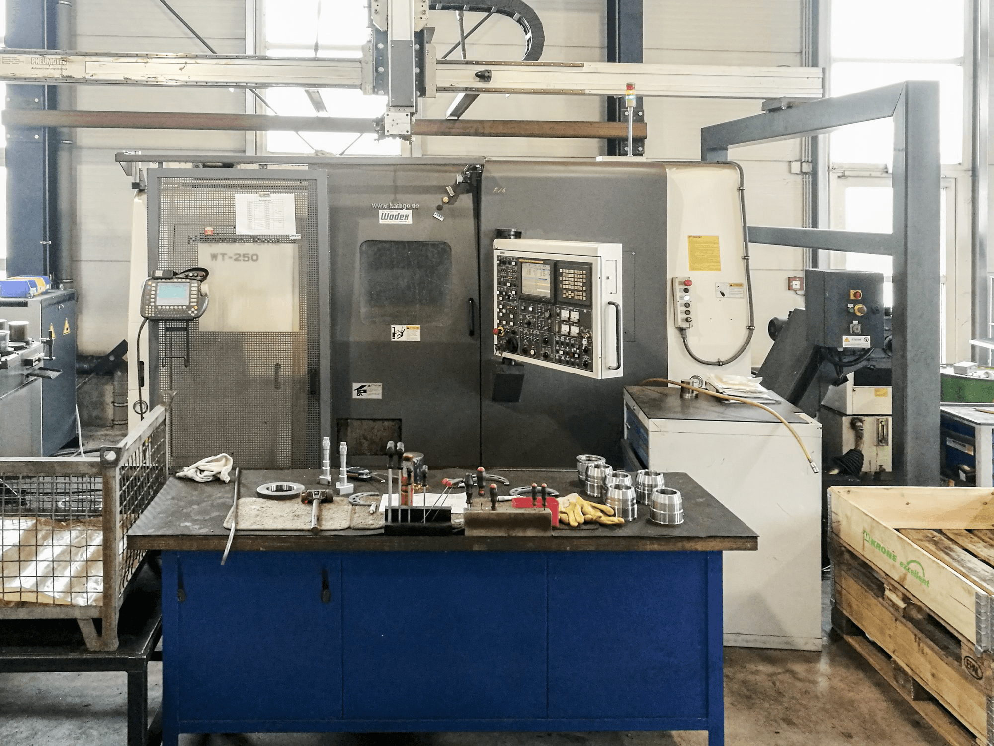 Frontansicht der NAKAMURA WT-250 Maschine