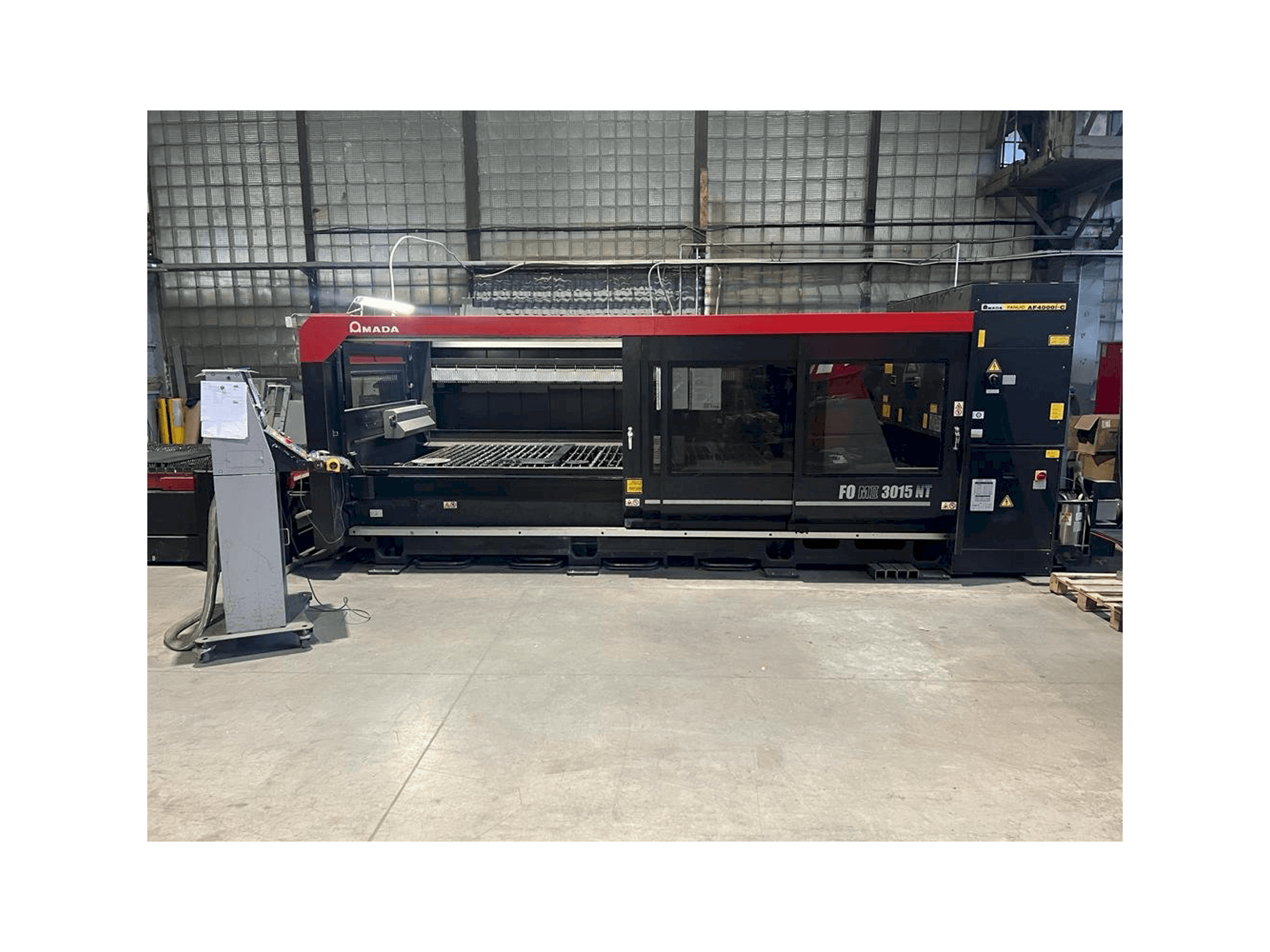 Frontansicht der AMADA F0 MII 3015 NT Maschine