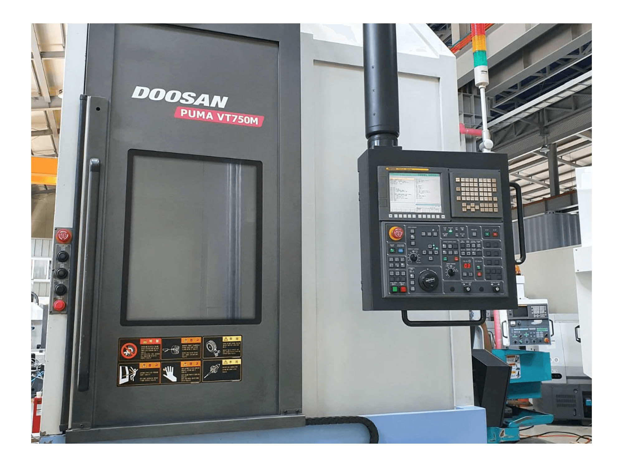 Frontansicht der Doosan Puma VT750M Maschine