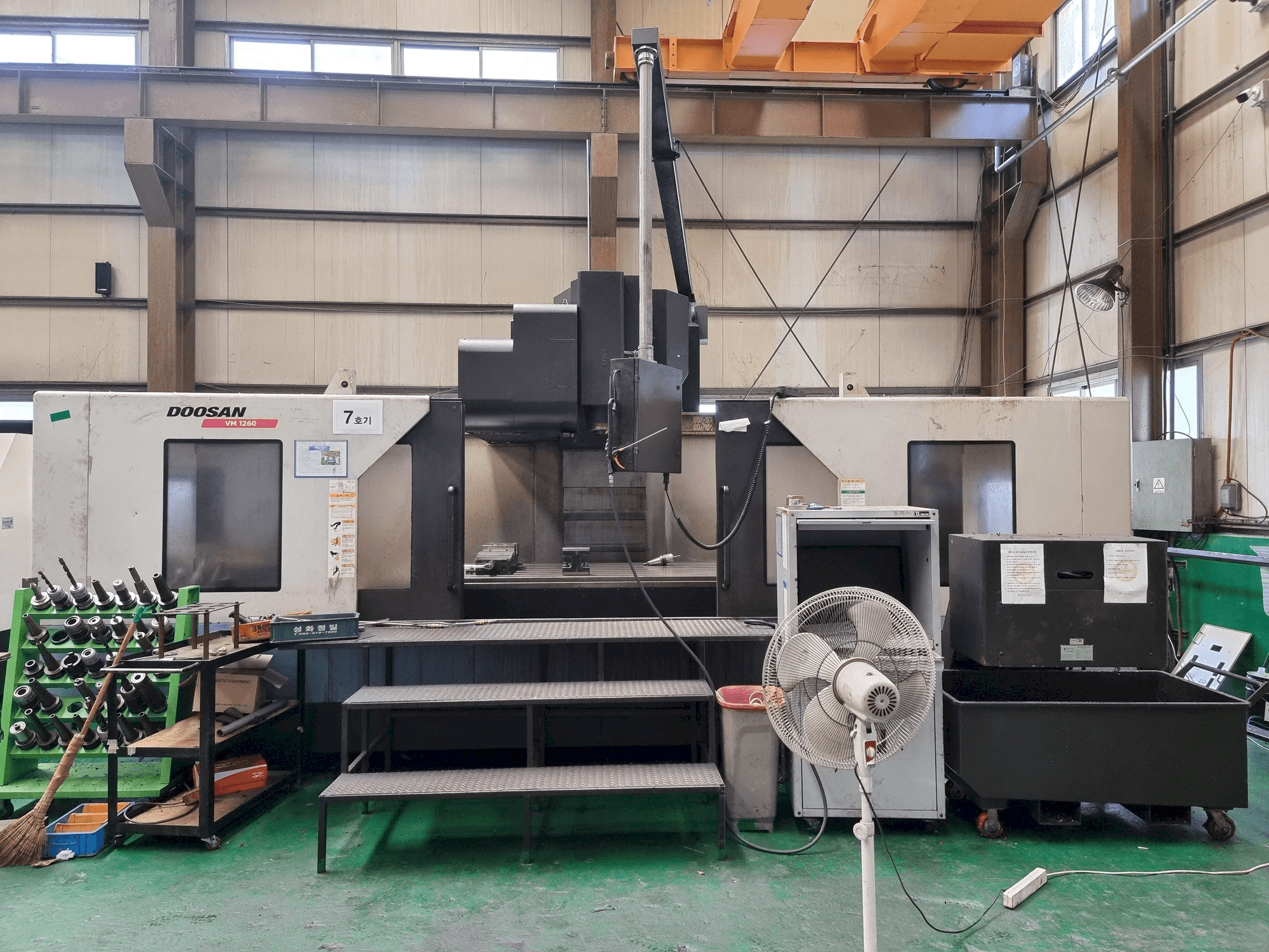 Frontansicht der Doosan VM1260 Maschine