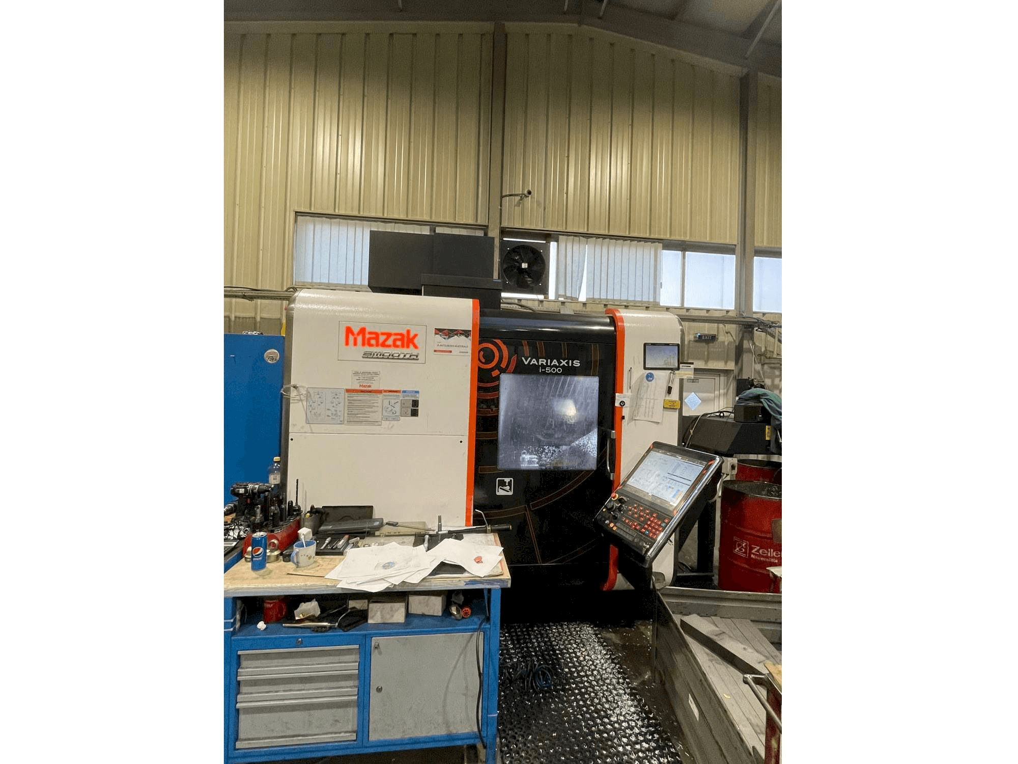 Frontansicht der Mazak Variaxis i-500 Maschine
