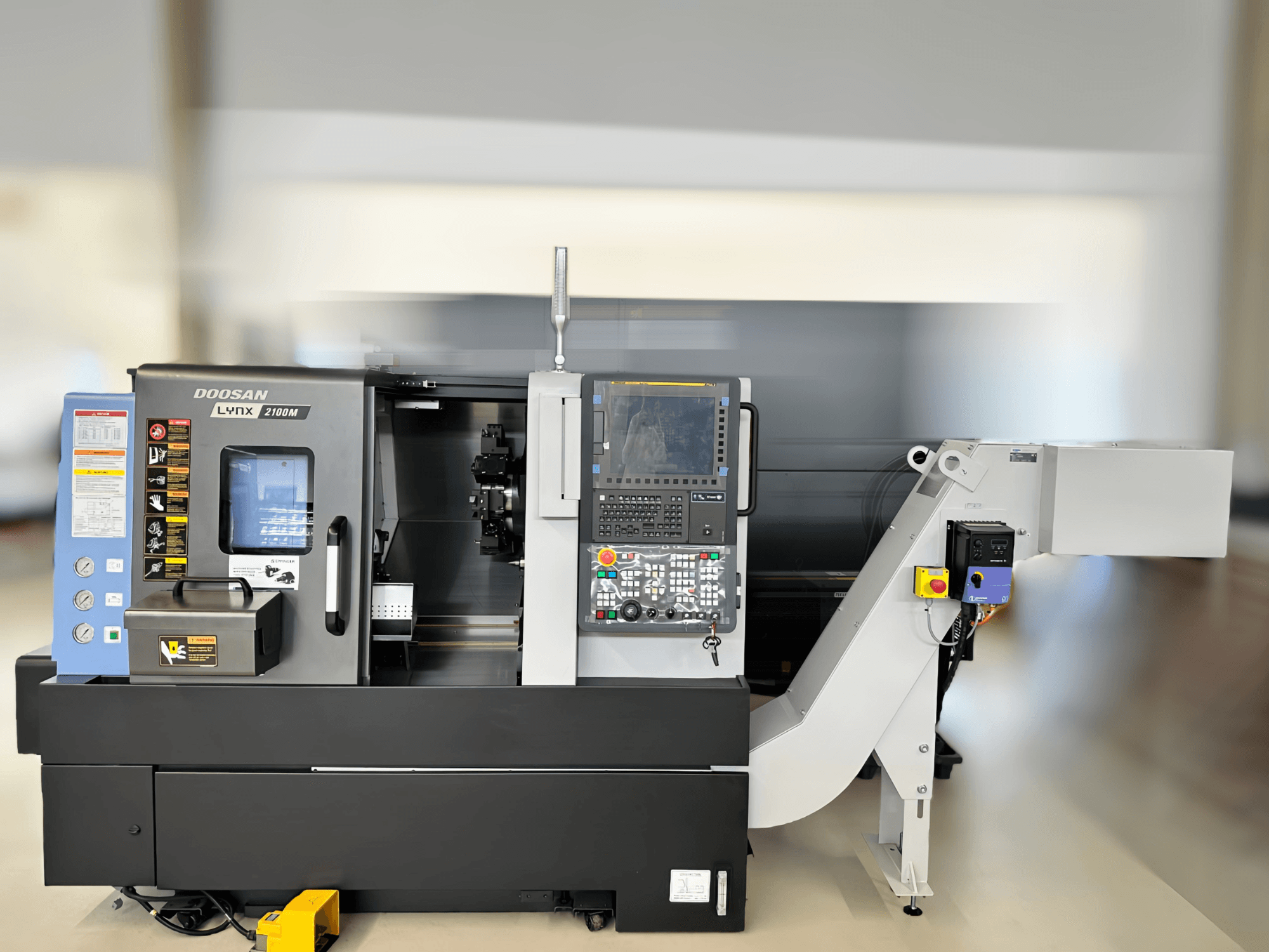 Frontansicht der DN SOLUTIONS LYNX 2100MB Horizontal-Drehmaschine, mit Bedienfeld und Arbeitsbereich.