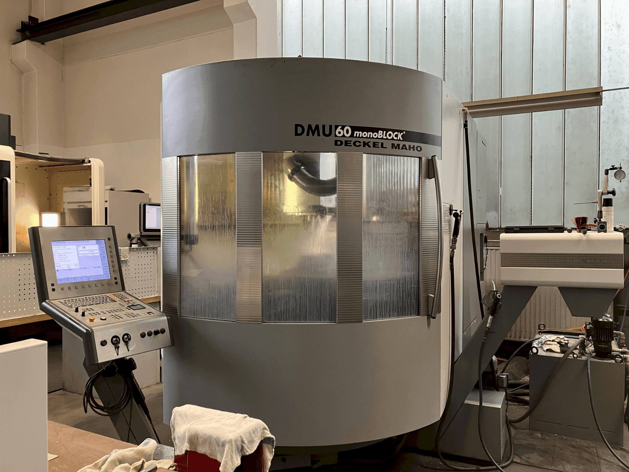 Frontansicht der DMG DMU 60 monoBlock Maschine