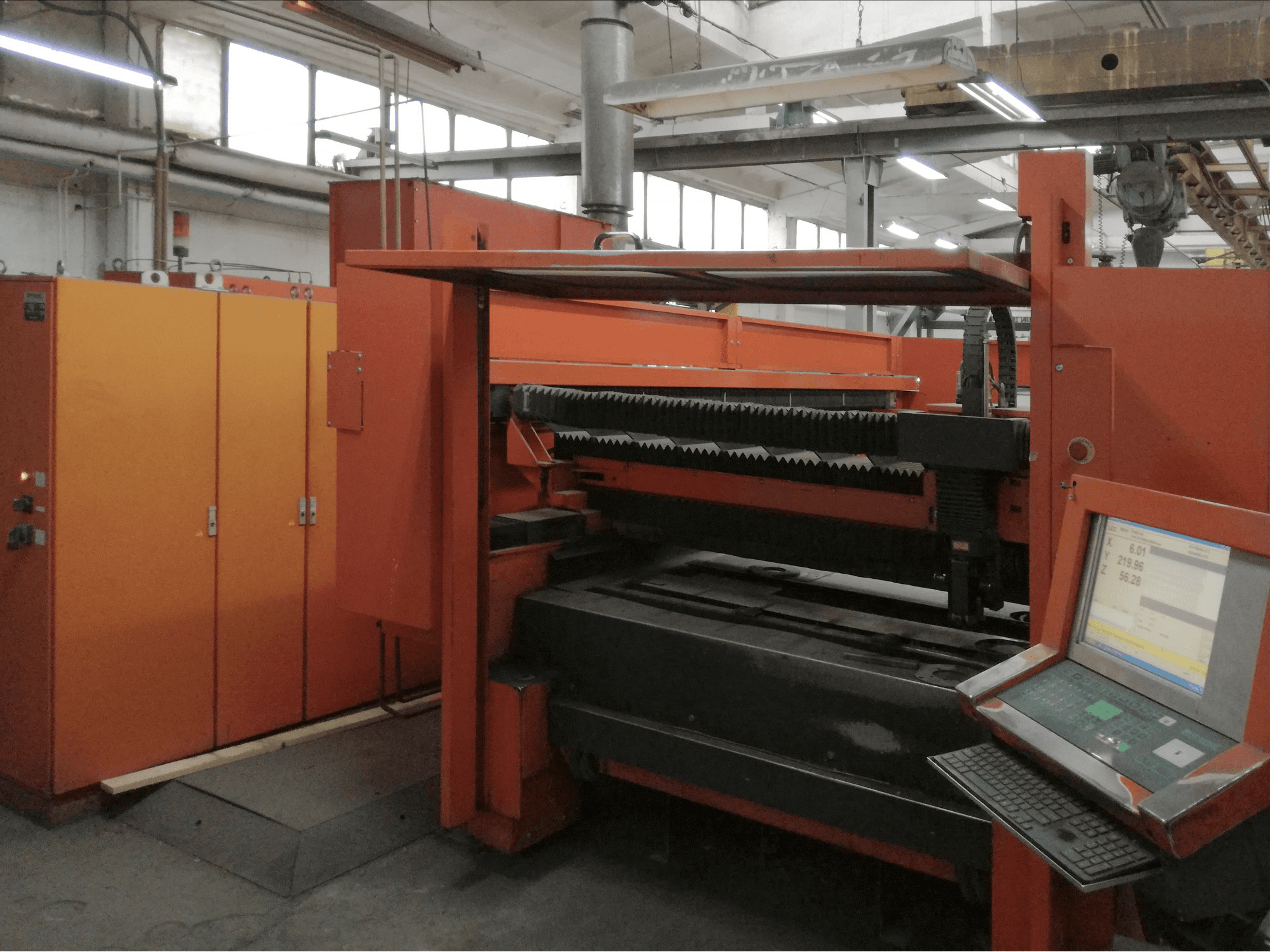 Rechte Ansicht der Bystronic BySprint 3015 Maschine