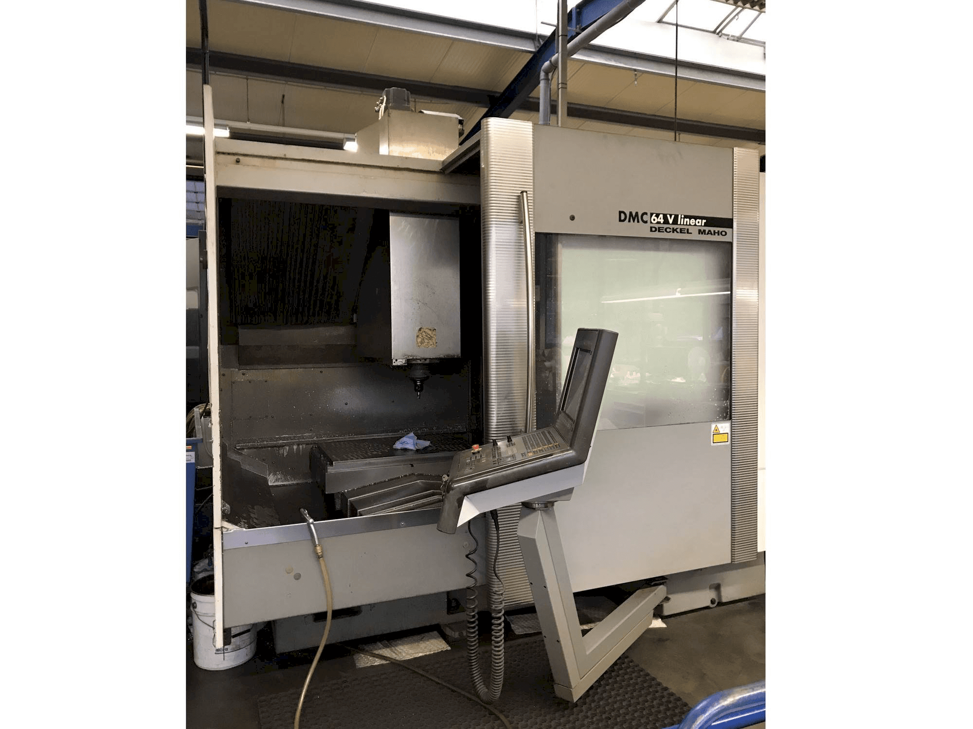 Linke Seitenansicht der DECKEL MAHO DMC 64V Linear Maschine