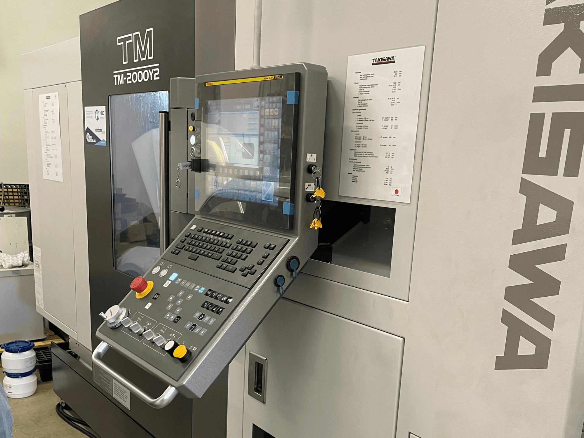 Bedienfeld der Takisawa TM-2000Y2 Horizontaldrehmaschine in der Vorderansicht, mit Digitalanzeige und Bedientasten.