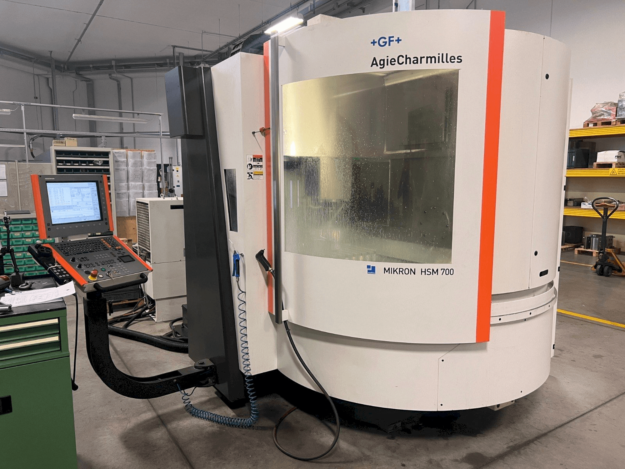 Frontansicht der AgieCharmilles MIKRON HSM 700 Maschine