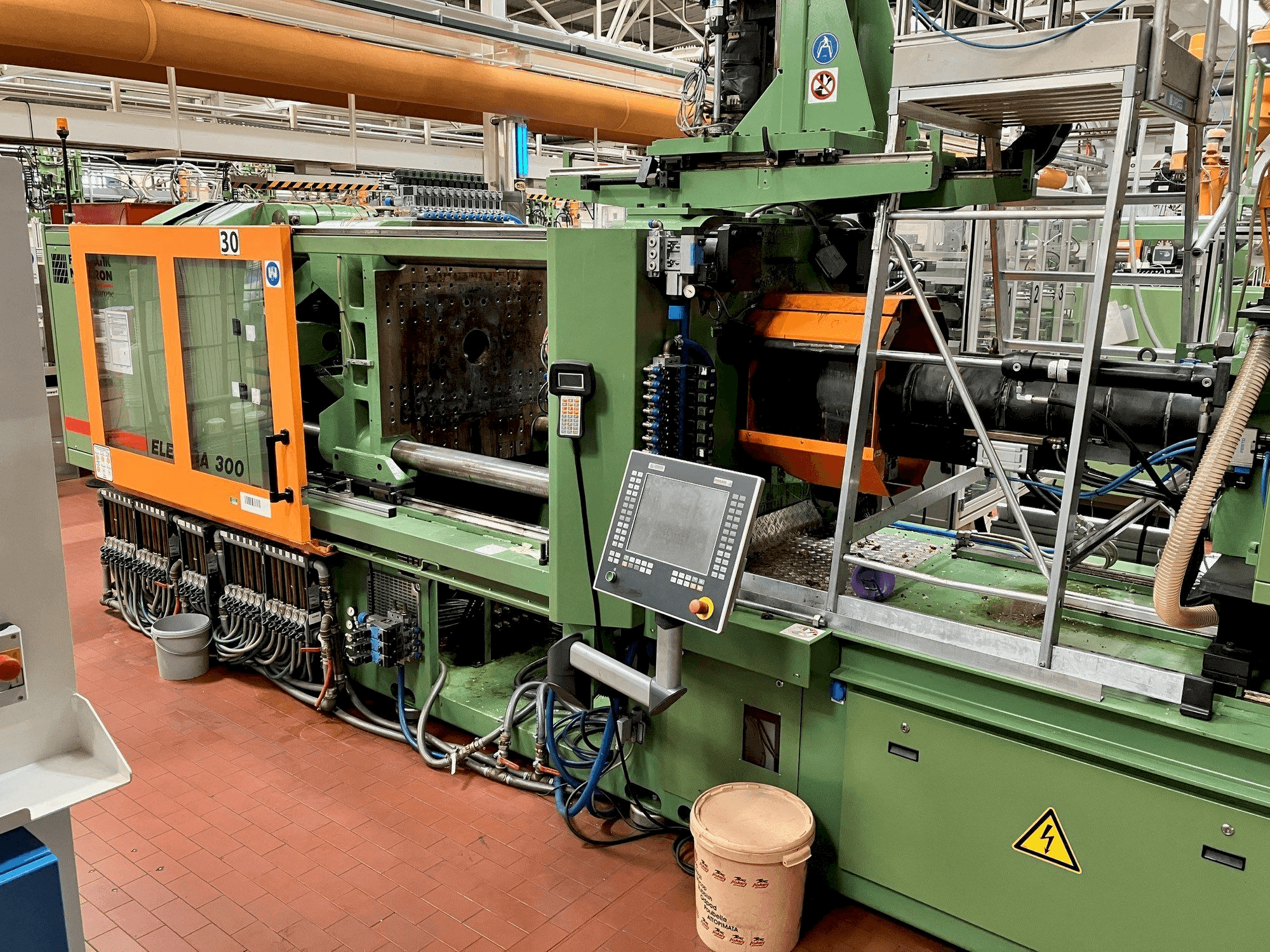 Frontansicht der FERROMATIK MILACRON Europe Elektra 300 Maschine