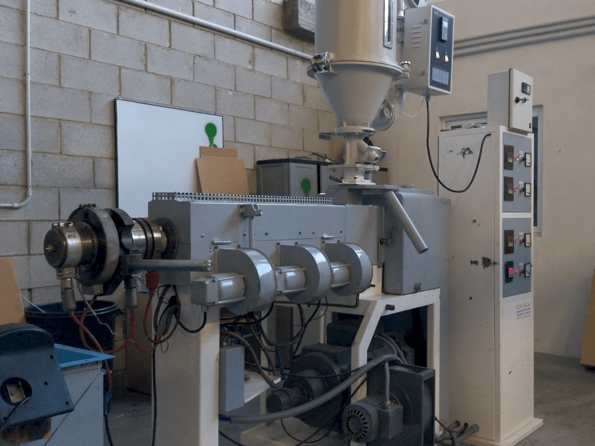 Linke Seitenansicht der Mateu & Solé EX 38 Maschine