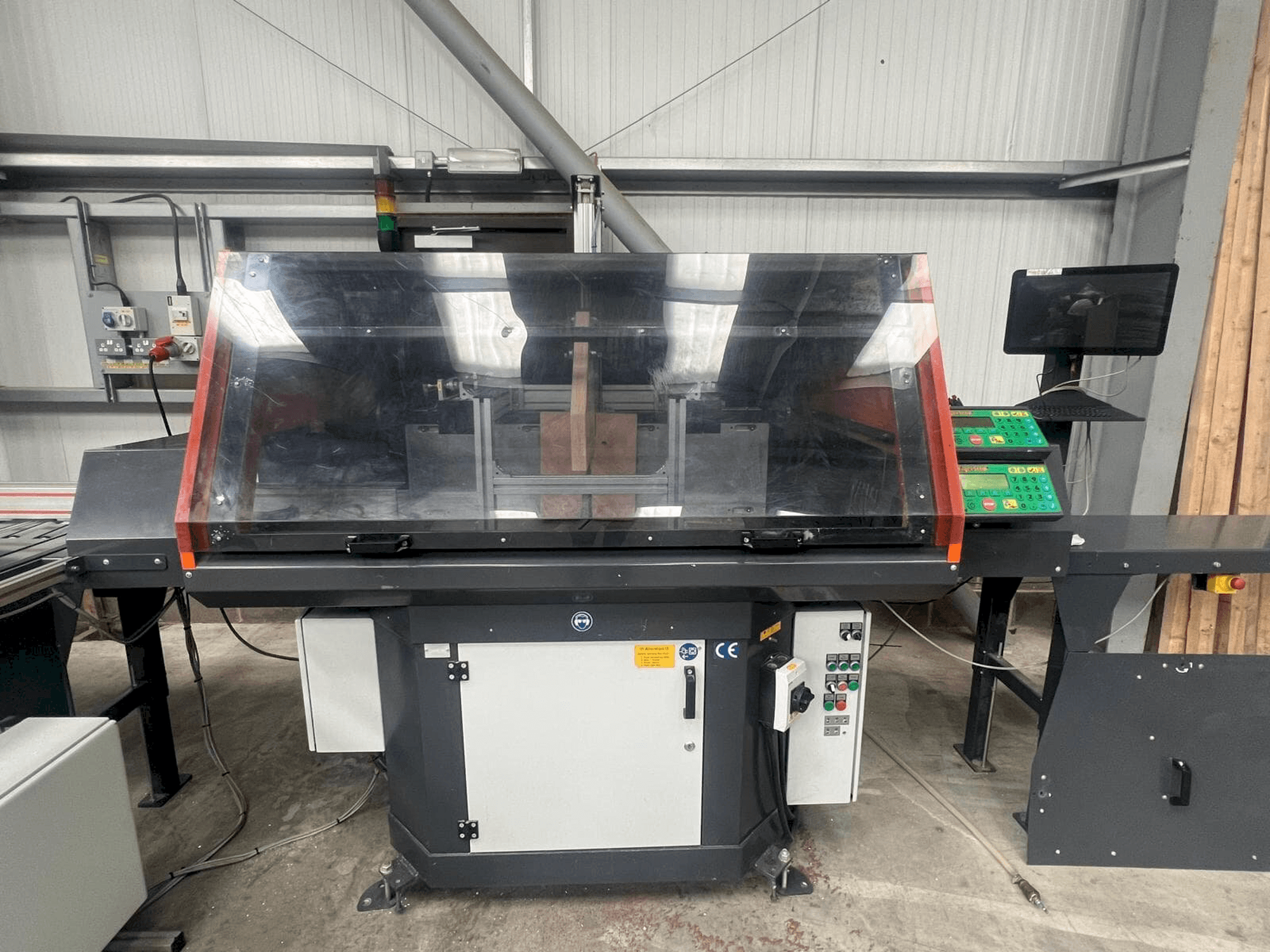 Frontansicht der TIGER UKA 600 Cross cut installation Maschine