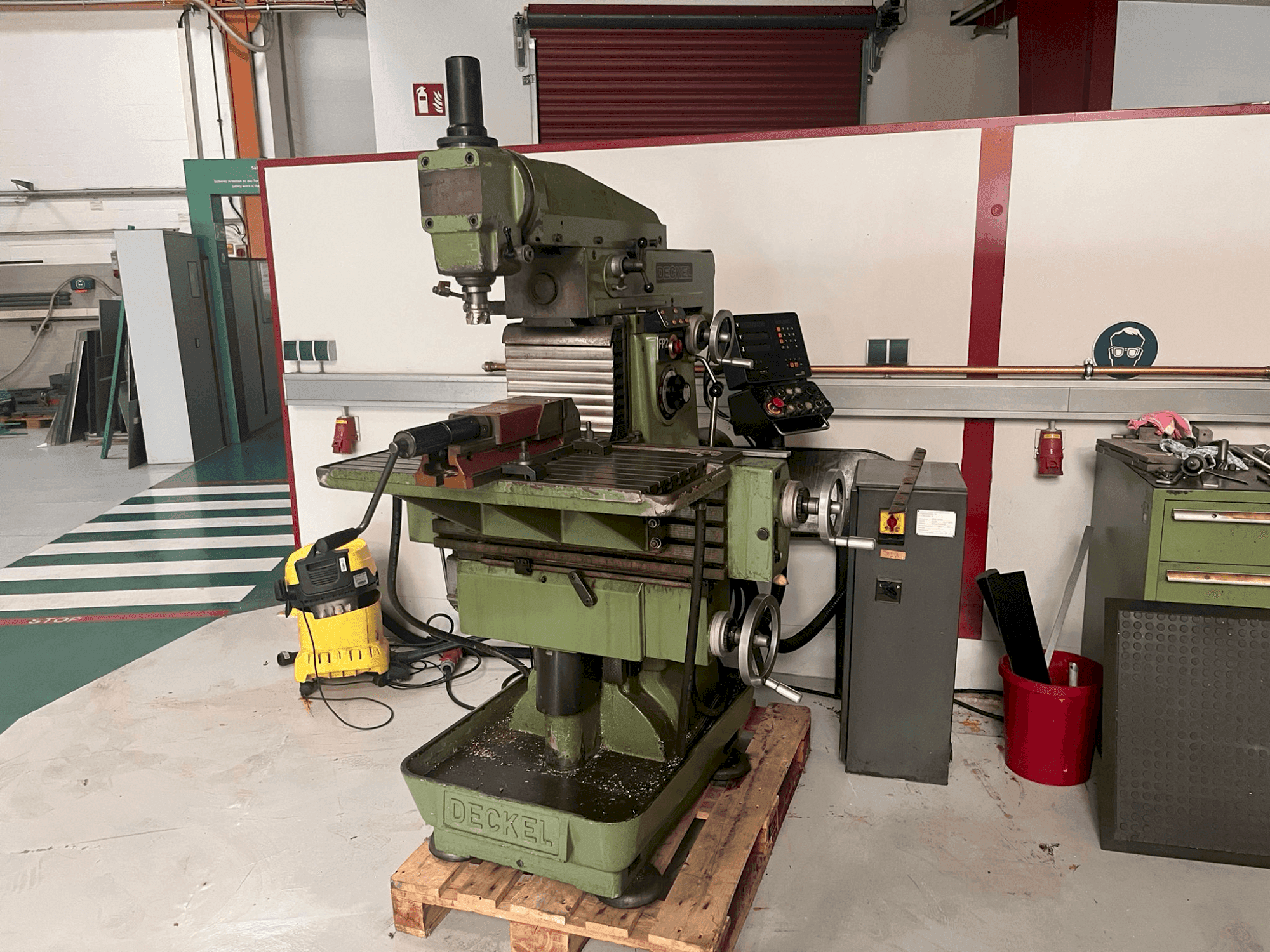 Frontansicht der DECKEL FP2 Maschine