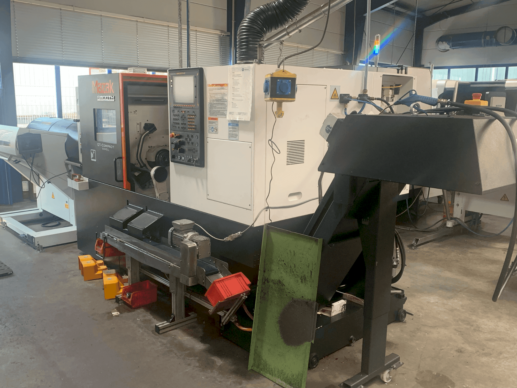Frontansicht der Mazak QTC 100 MSL Maschine