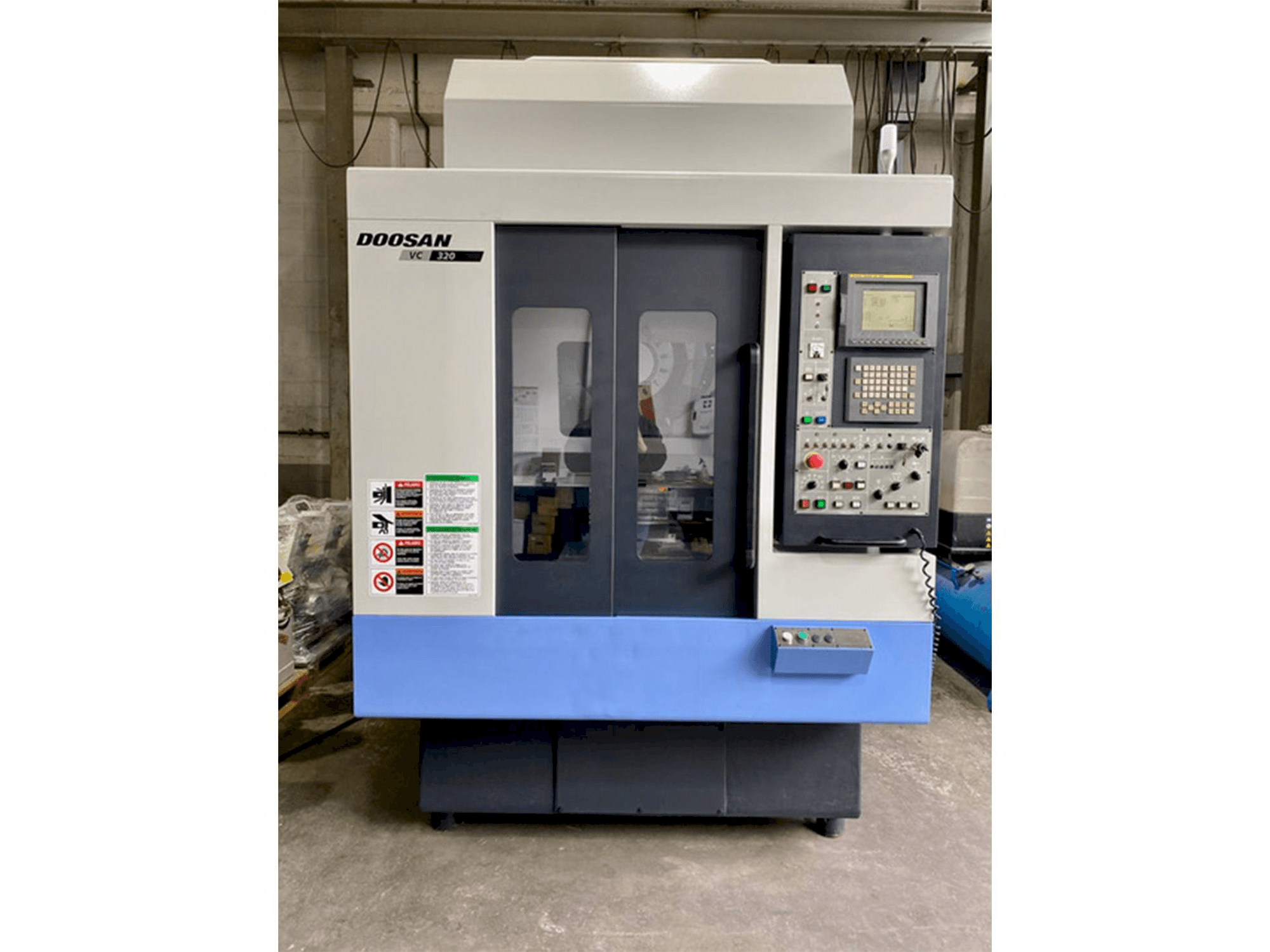 Frontansicht der Doosan VC 320 Maschine