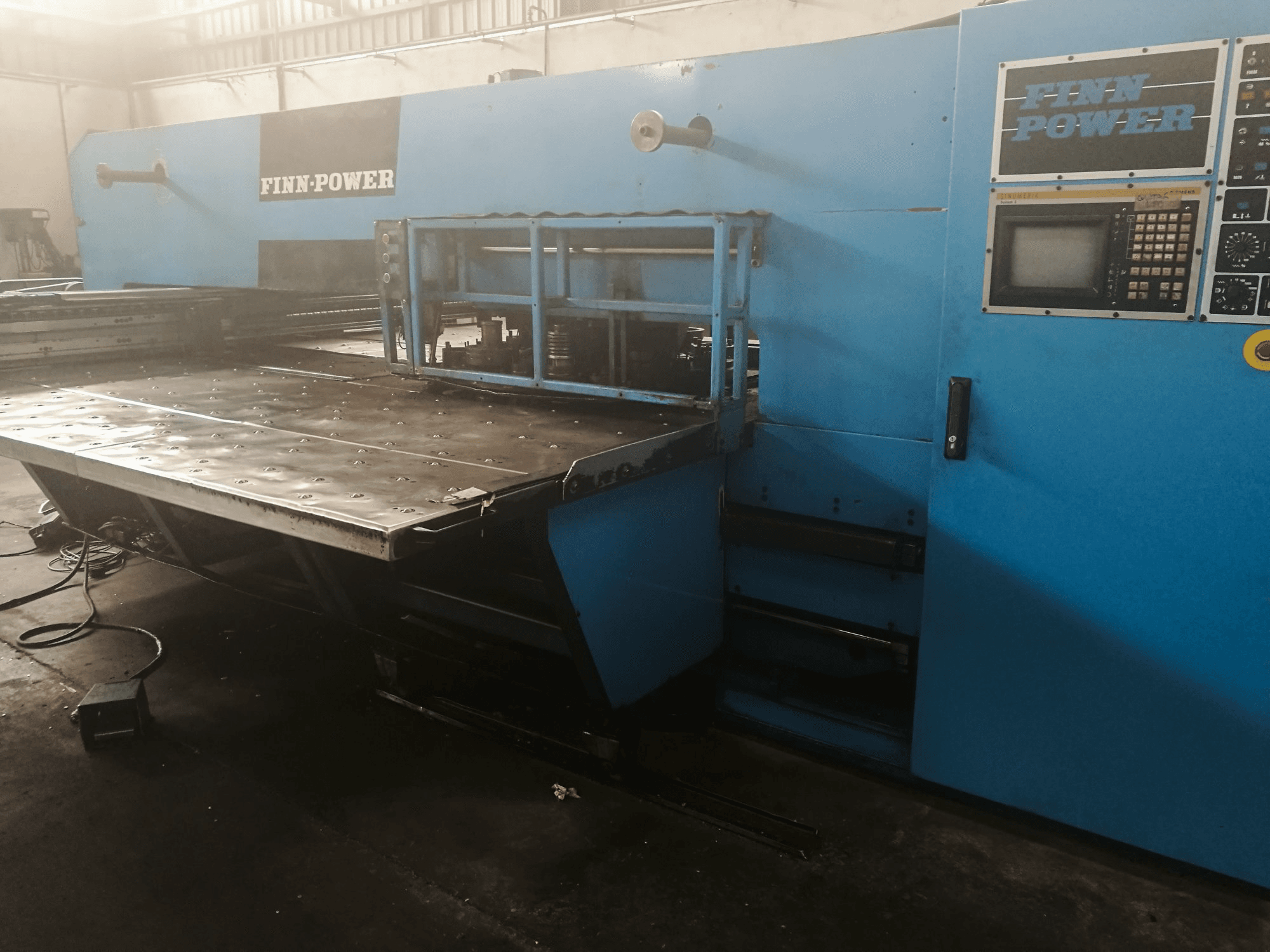 Rechte Ansicht der Finn-Power TP 2520 IF2 Maschine