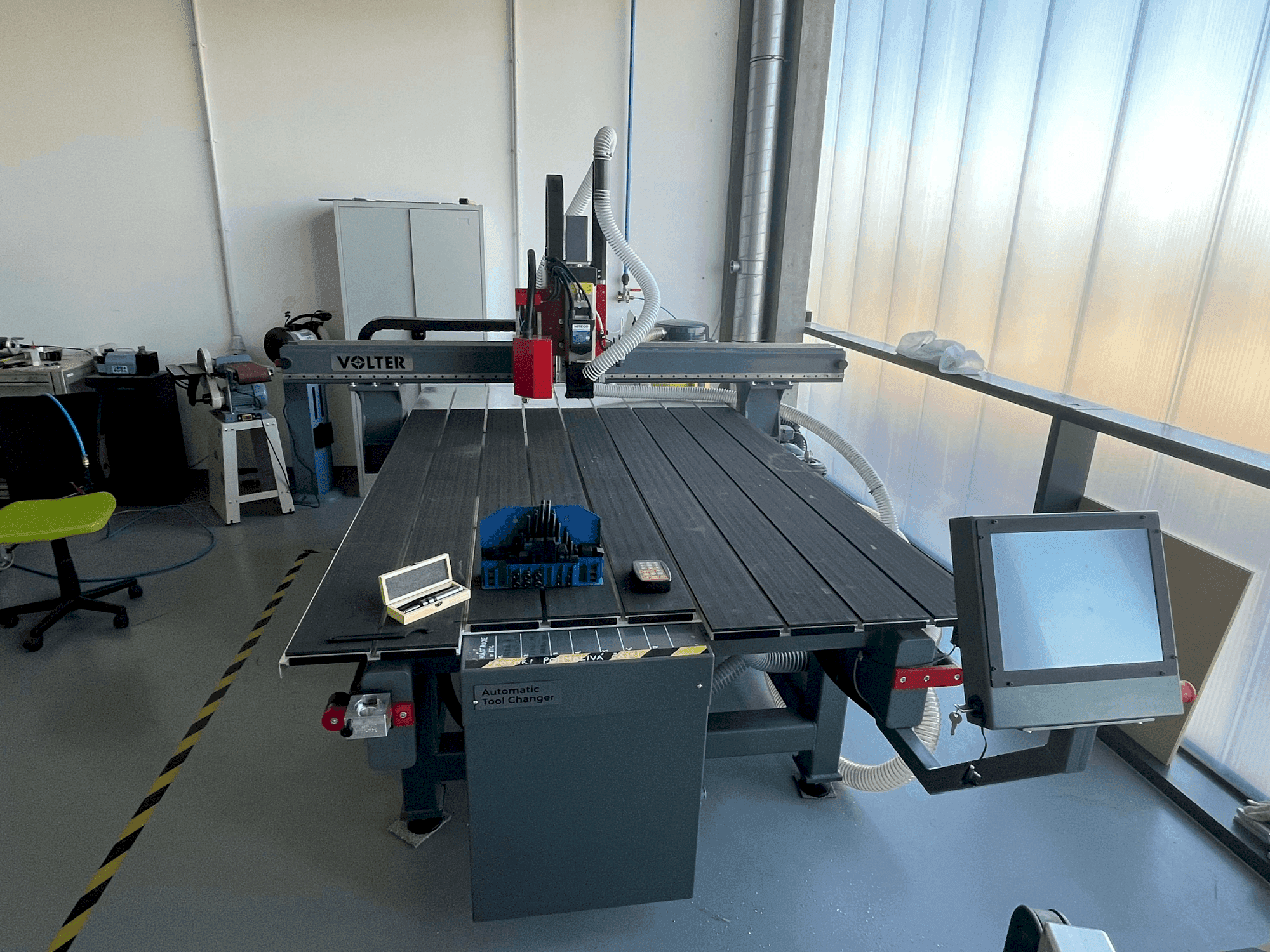 Front view of VOLTER L2016 machine