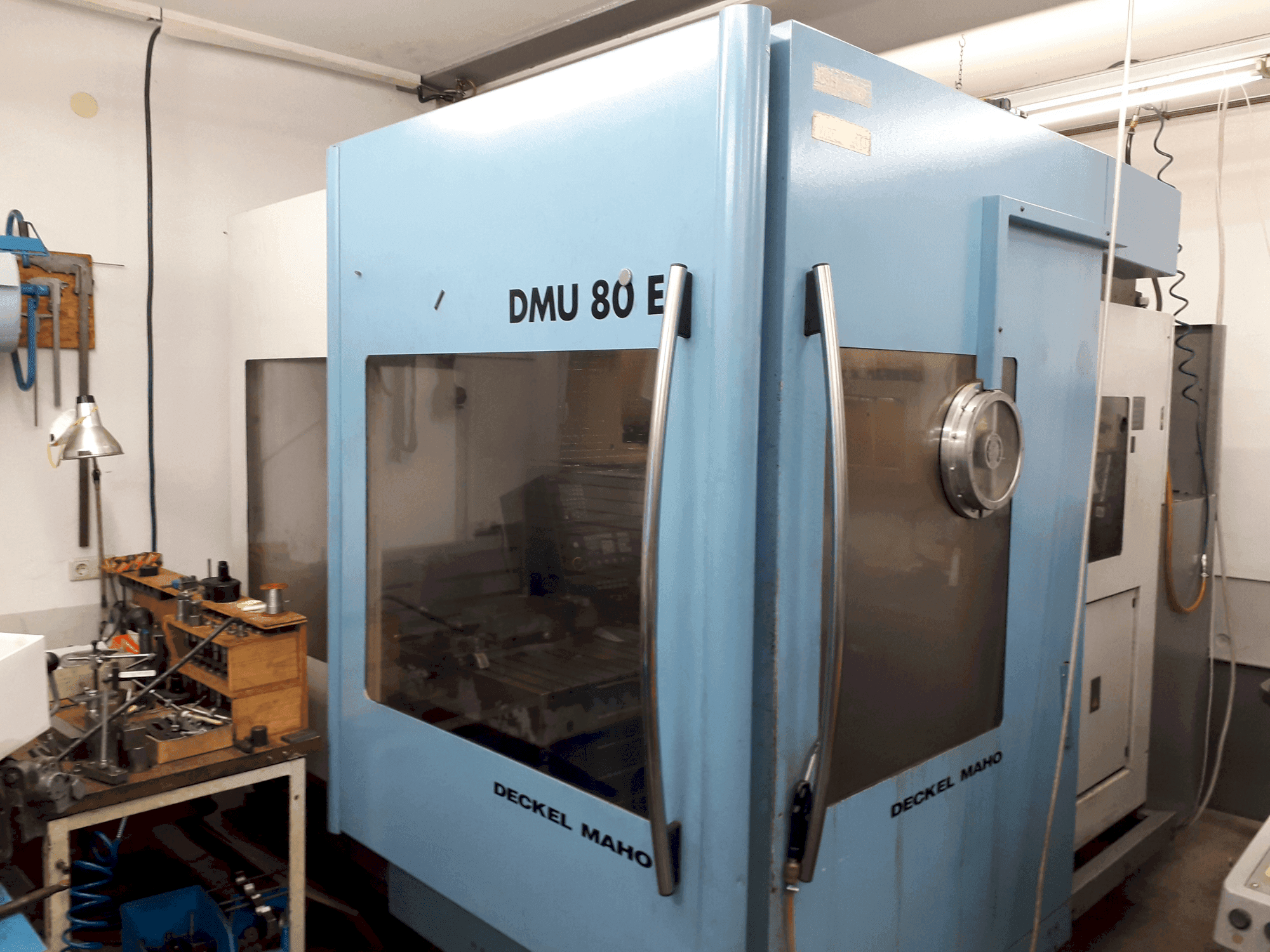 Frontansicht der DECKEL MAHO DMU 80E Maschine