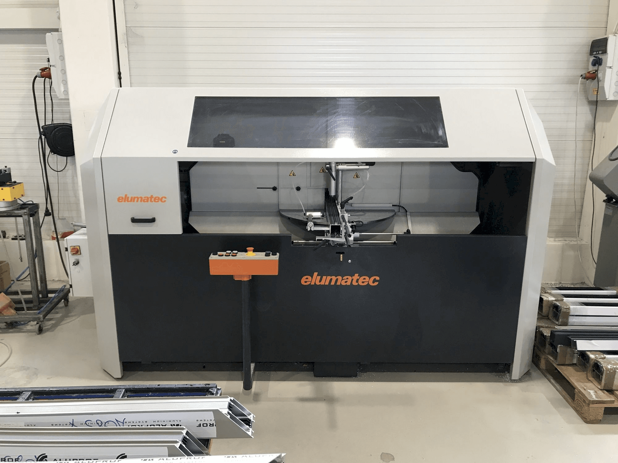 Frontansicht der Elumatec AKS 134/64 Maschine