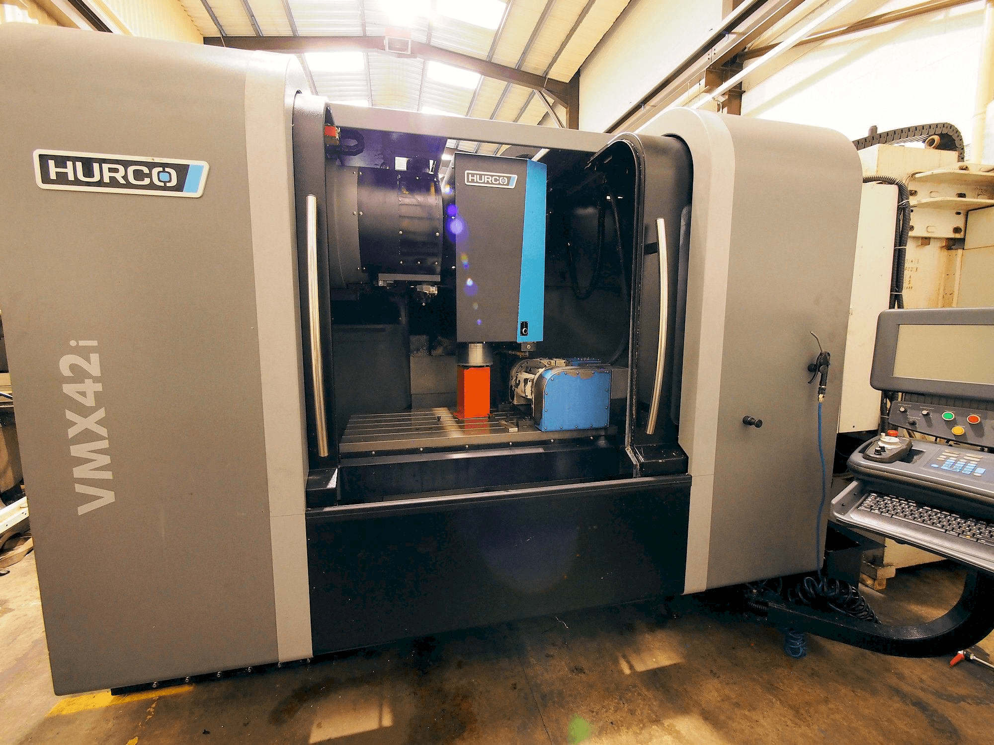 Frontansicht der Hurco VMX 42i Maschine