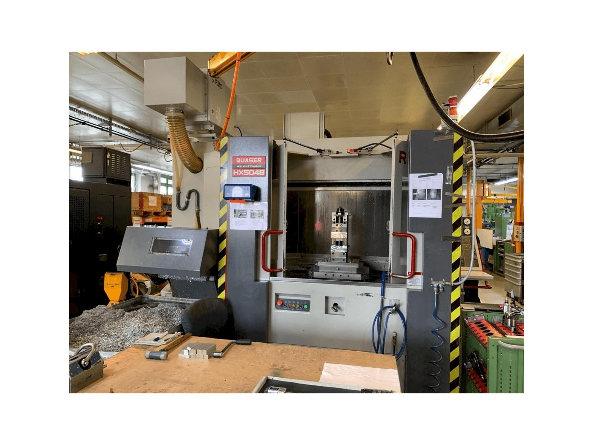 Frontansicht der Quaser HX504B Maschine