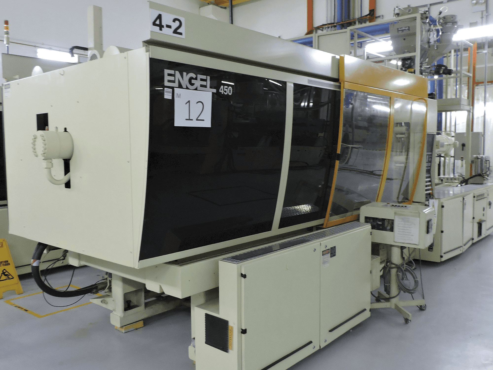 Frontansicht der ENGEL ES1300/450 BHP Maschine