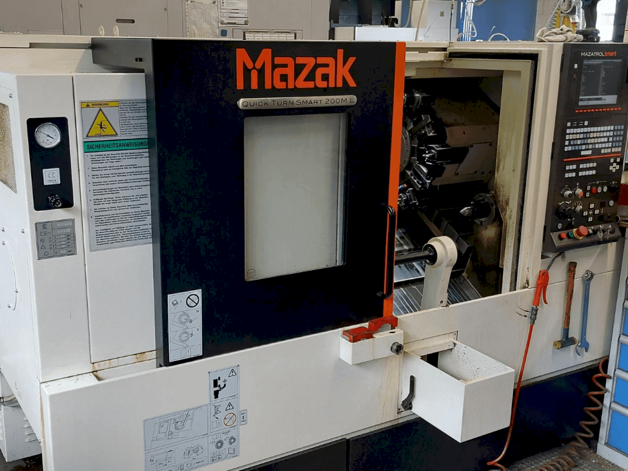 Frontansicht der Mazak QUICK TURN SMART 200 ML Maschine