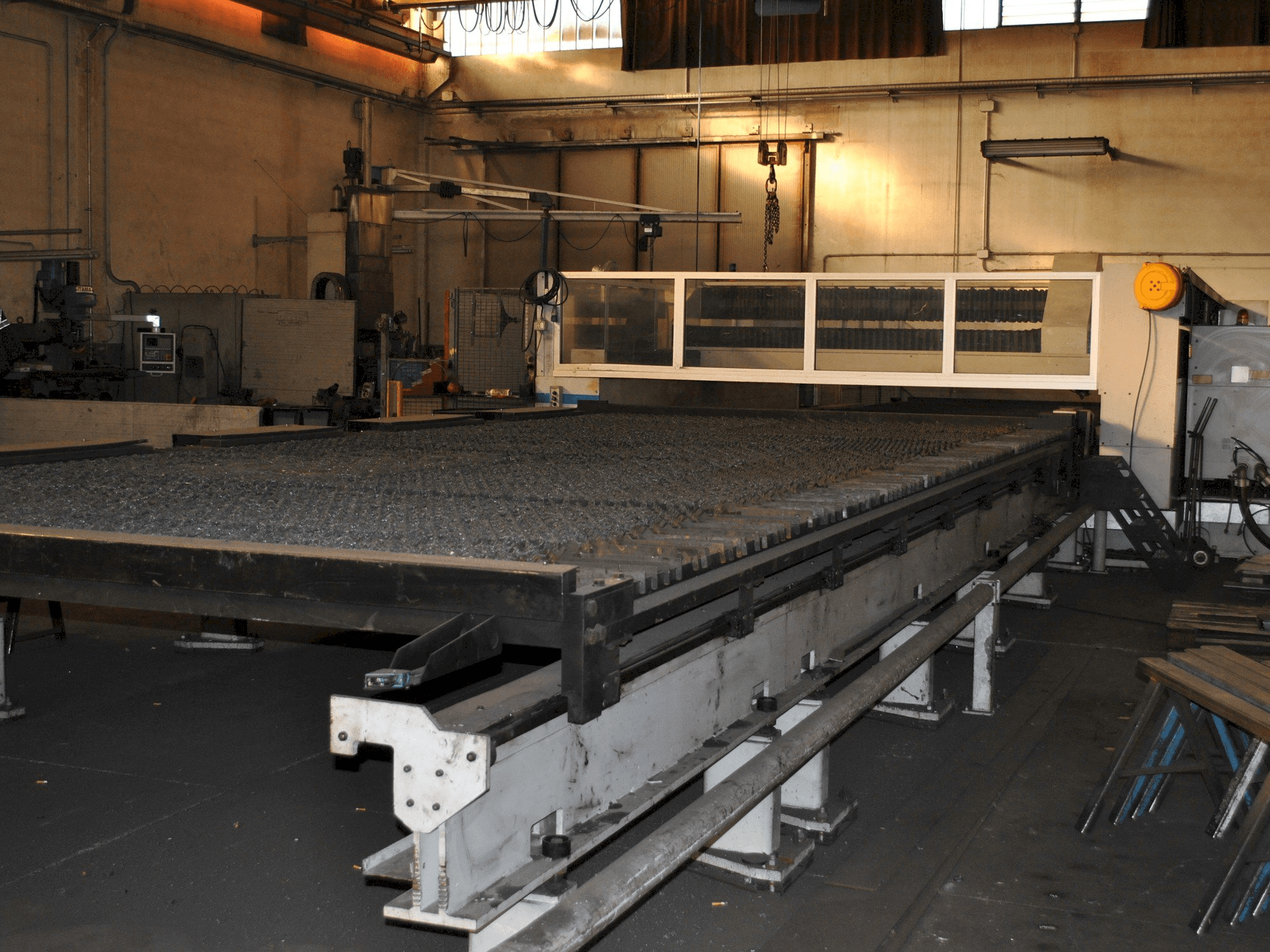 Frontansicht der LVD IMPULS 8031 Maschine