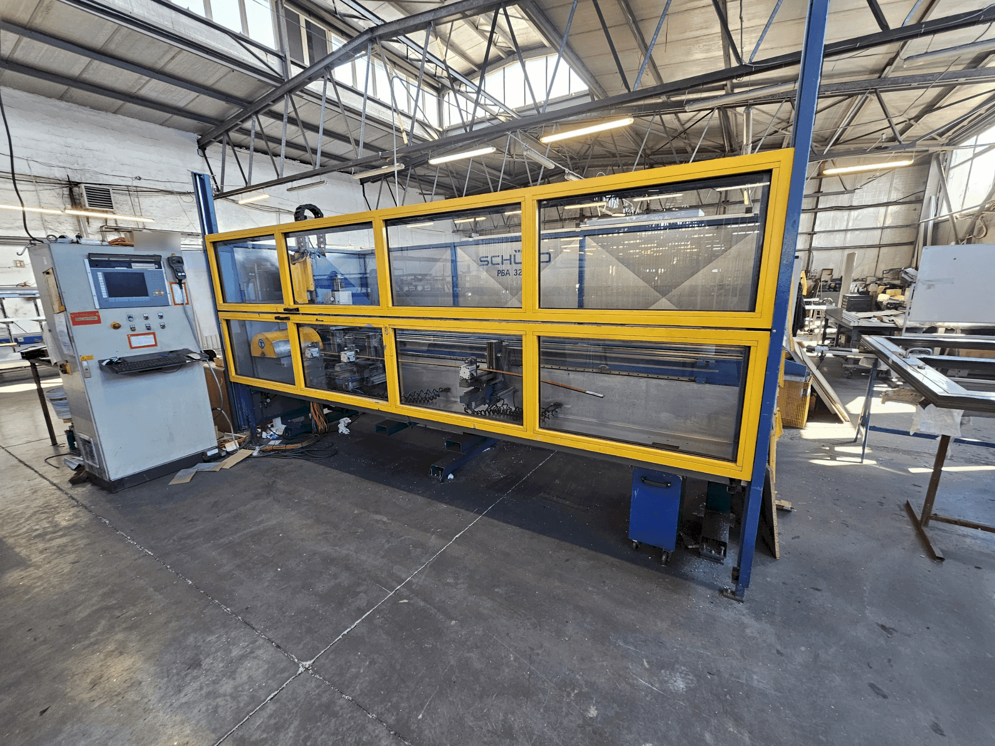 Frontansicht der SCHÜCO PBA 3250 Maschine