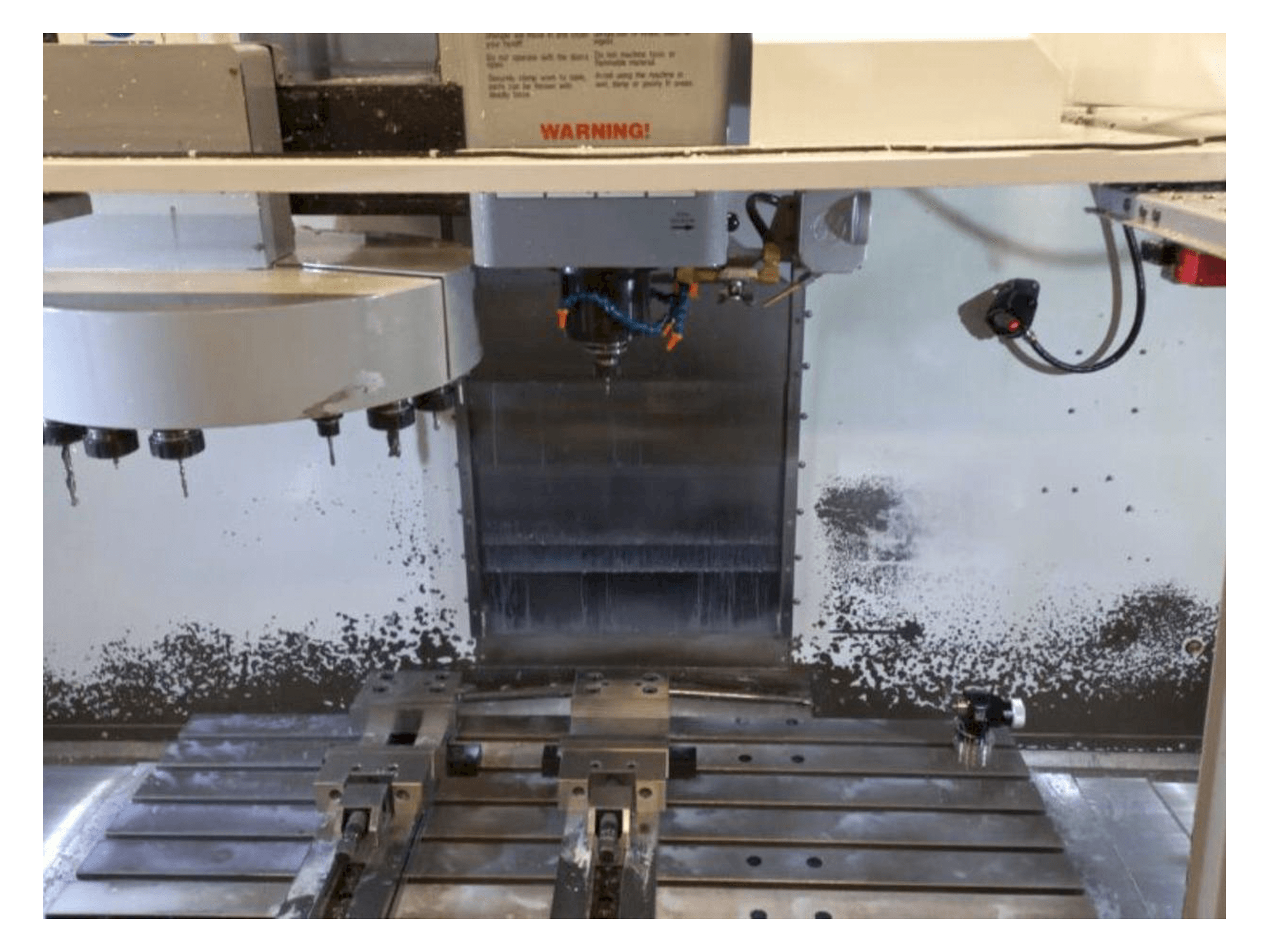Frontansicht der HAAS VF-4 DHE Maschine